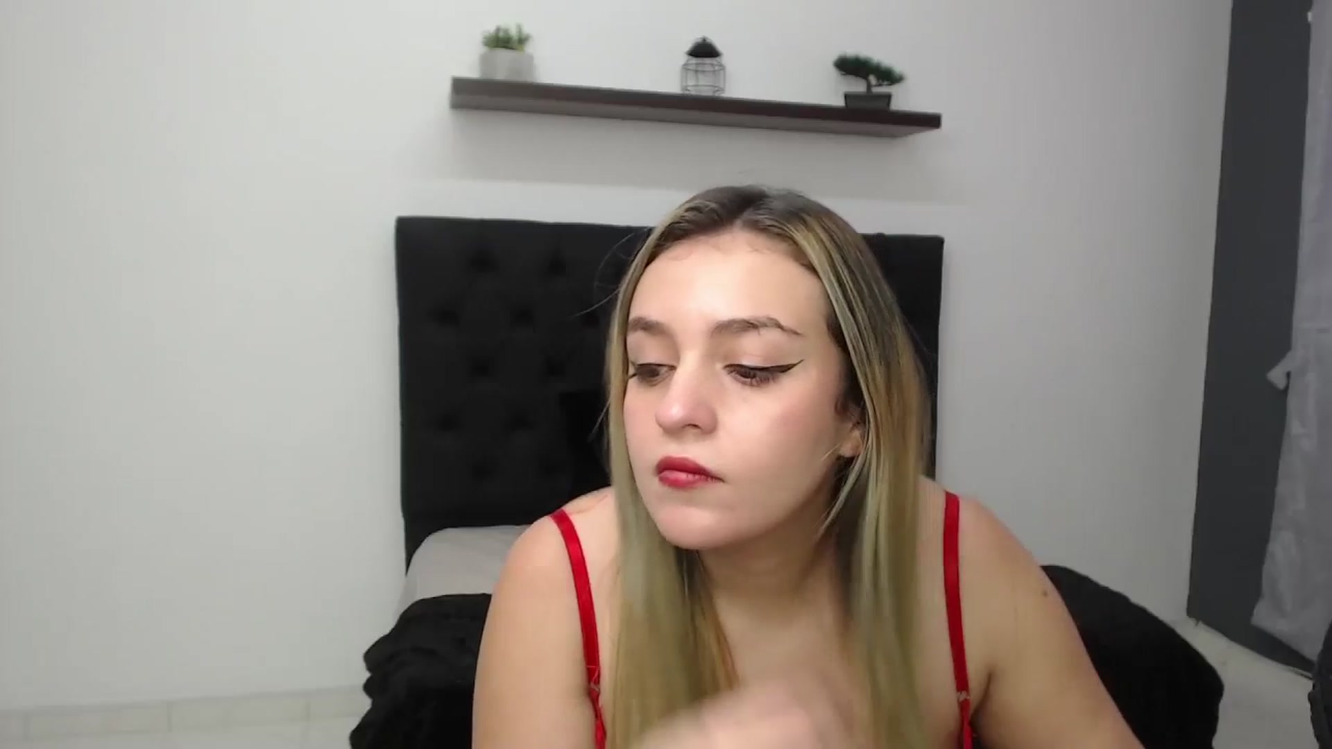 Gallery image thumbnail from CamilleDucan's myfreecams stream on, 02/18/2025, 18:59 image 10 of 20