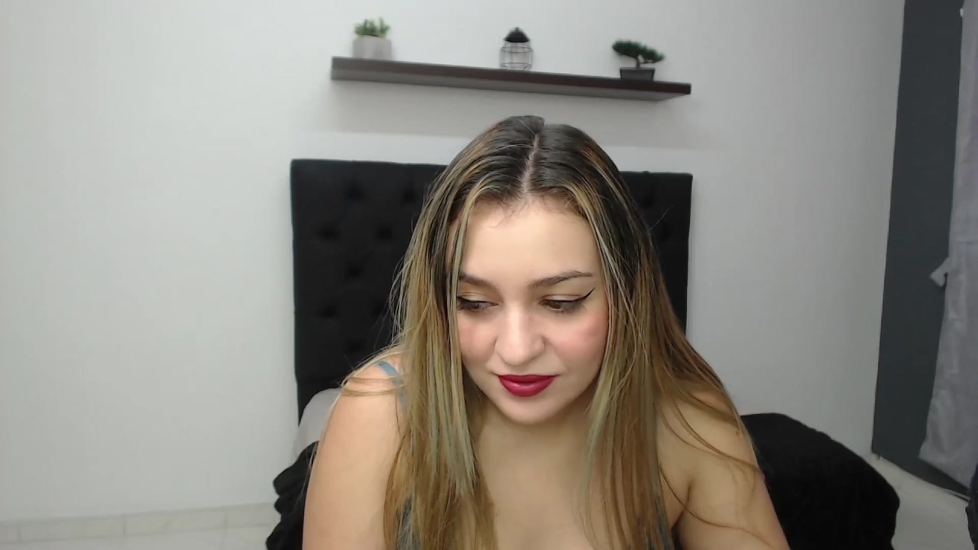 Gallery image thumbnail from CamilleDucan's myfreecams stream on, 02/19/2025, 13:52 image 6 of 20