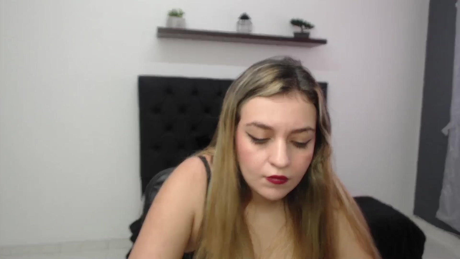 Gallery image thumbnail from CamilleDucan's myfreecams stream on, 02/20/2025, 15:22 image 12 of 20