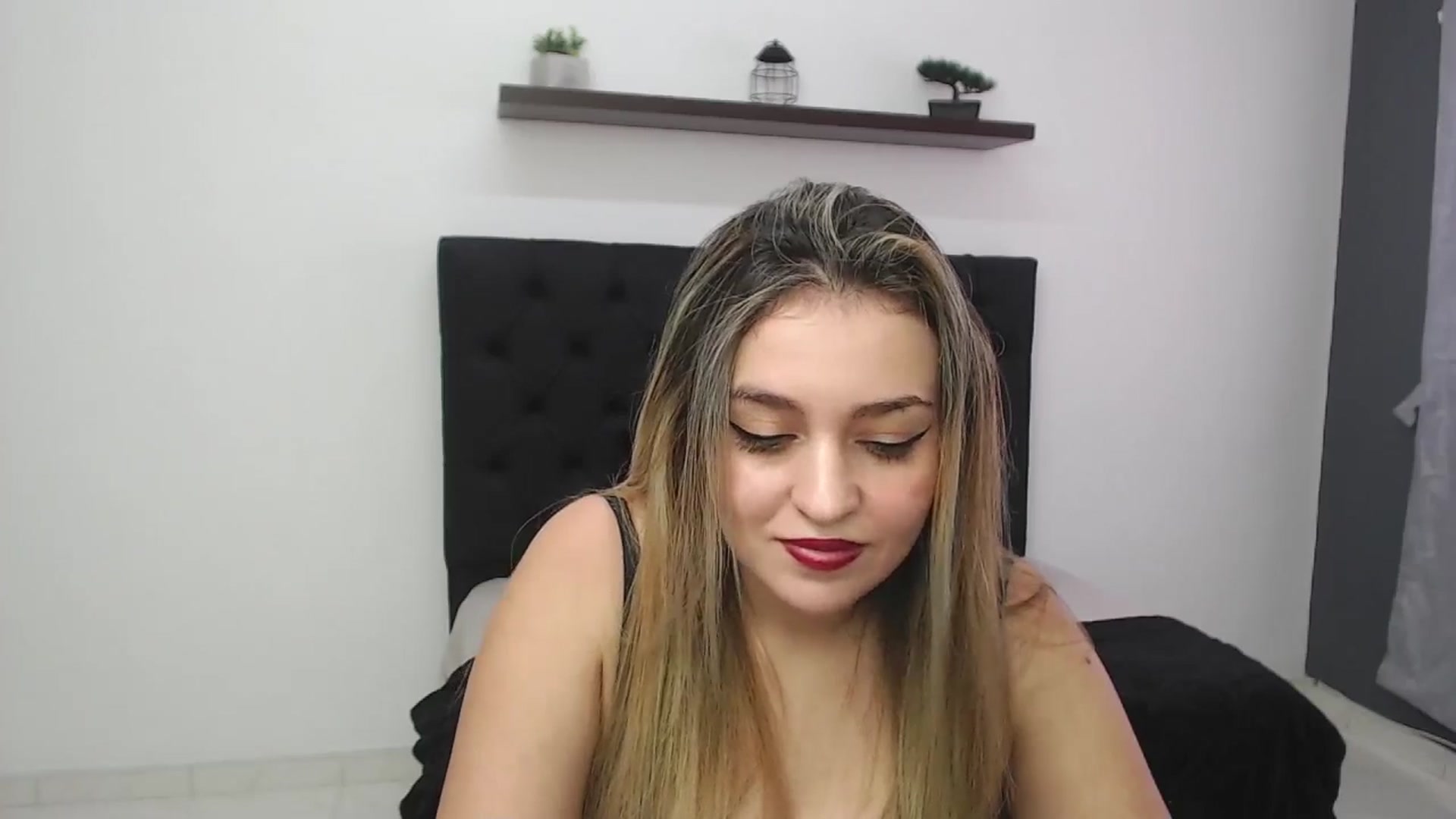 Gallery image thumbnail from CamilleDucan's myfreecams stream on, 02/20/2025, 16:08 image 16 of 20