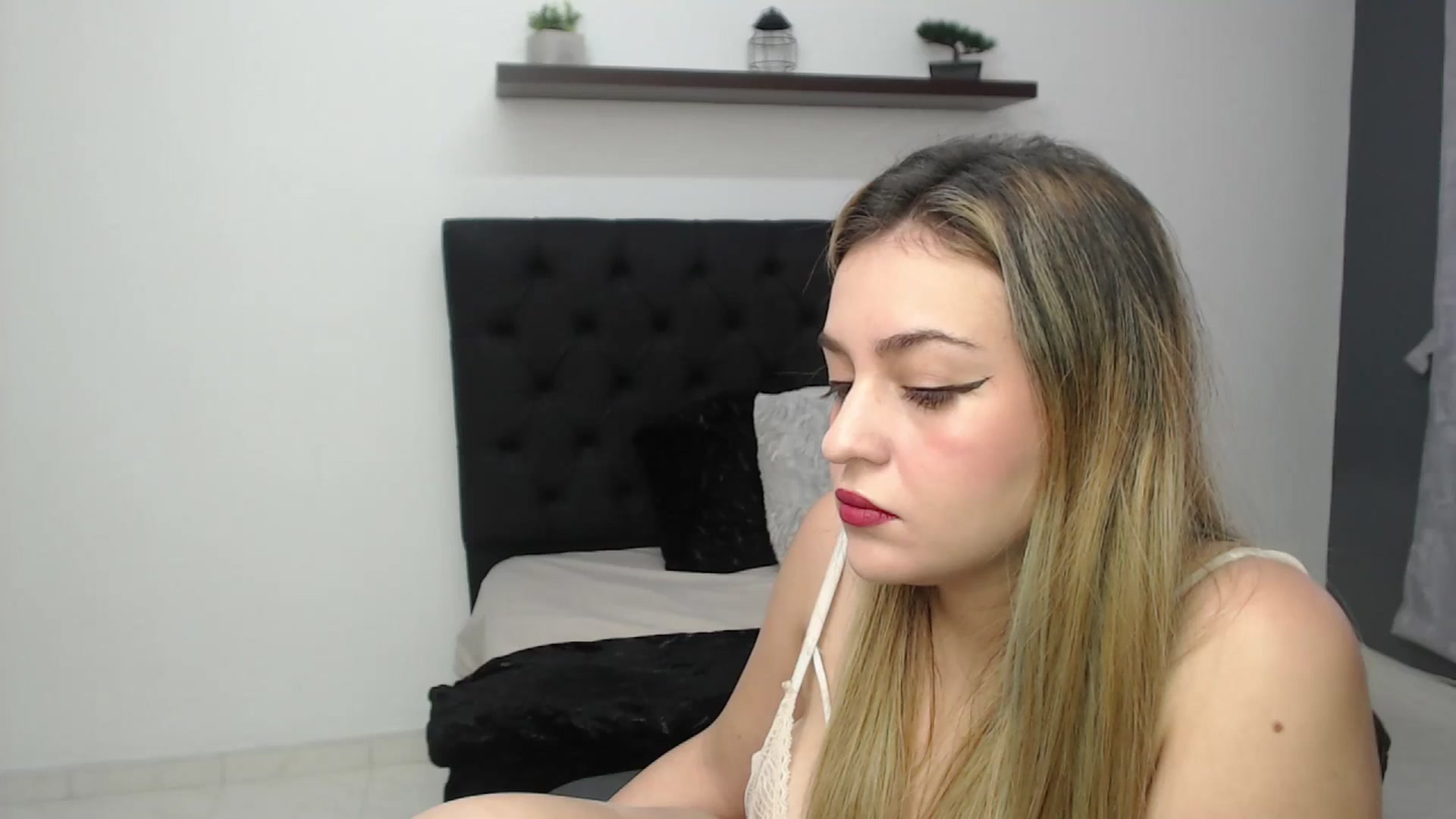 Gallery image thumbnail from CamilleDucan's myfreecams stream on, 02/21/2025, 14:29 image 4 of 20