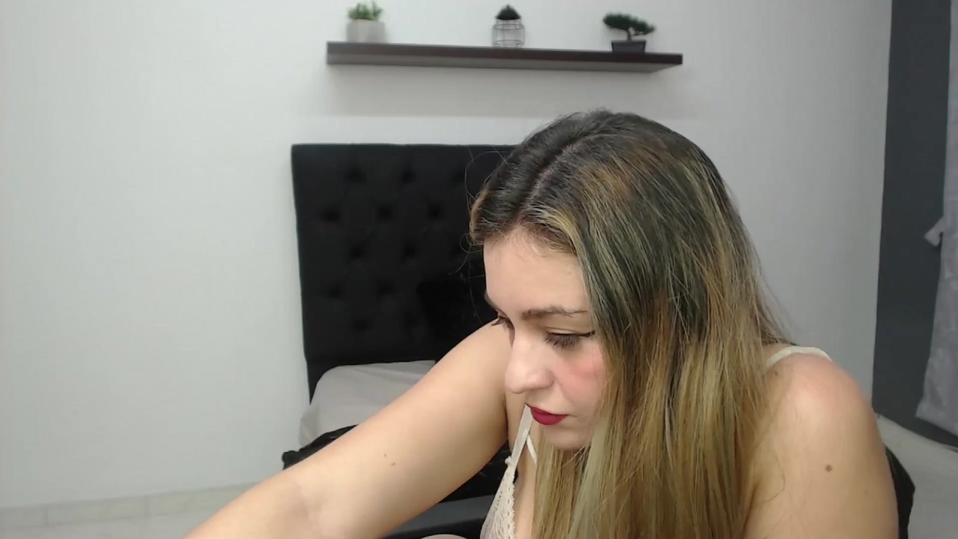 Gallery image thumbnail from CamilleDucan's myfreecams stream on, 02/21/2025, 14:29 image 9 of 20