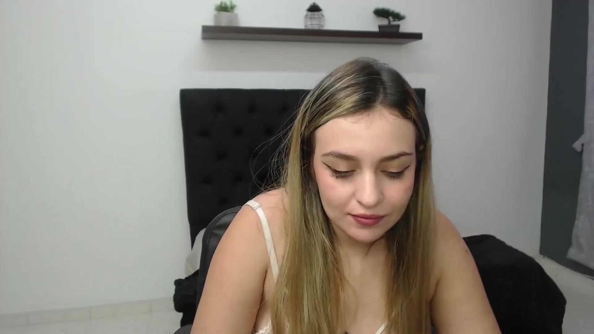Gallery image thumbnail from CamilleDucan's myfreecams stream on, 02/21/2025, 16:58 image 7 of 20