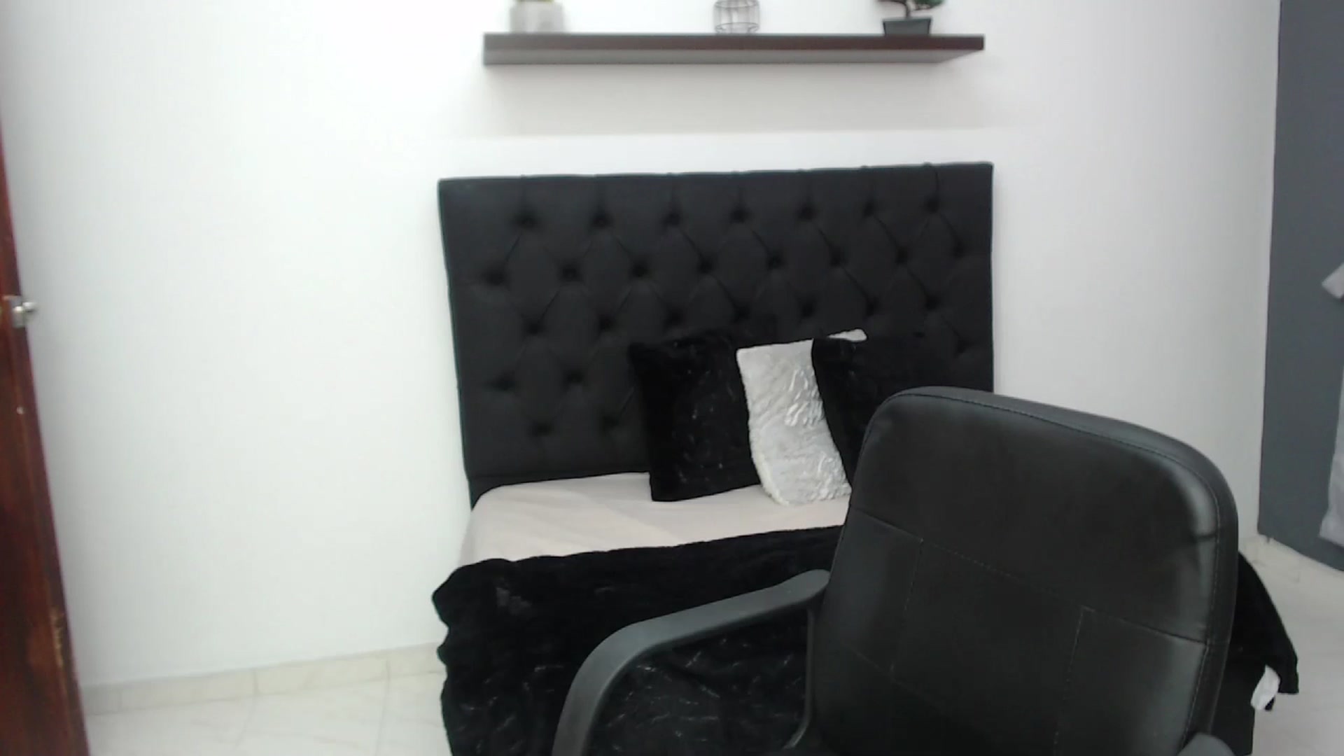 Gallery image thumbnail from CamilleDucan's myfreecams stream on, 03/04/2025, 14:32 image 2 of 20