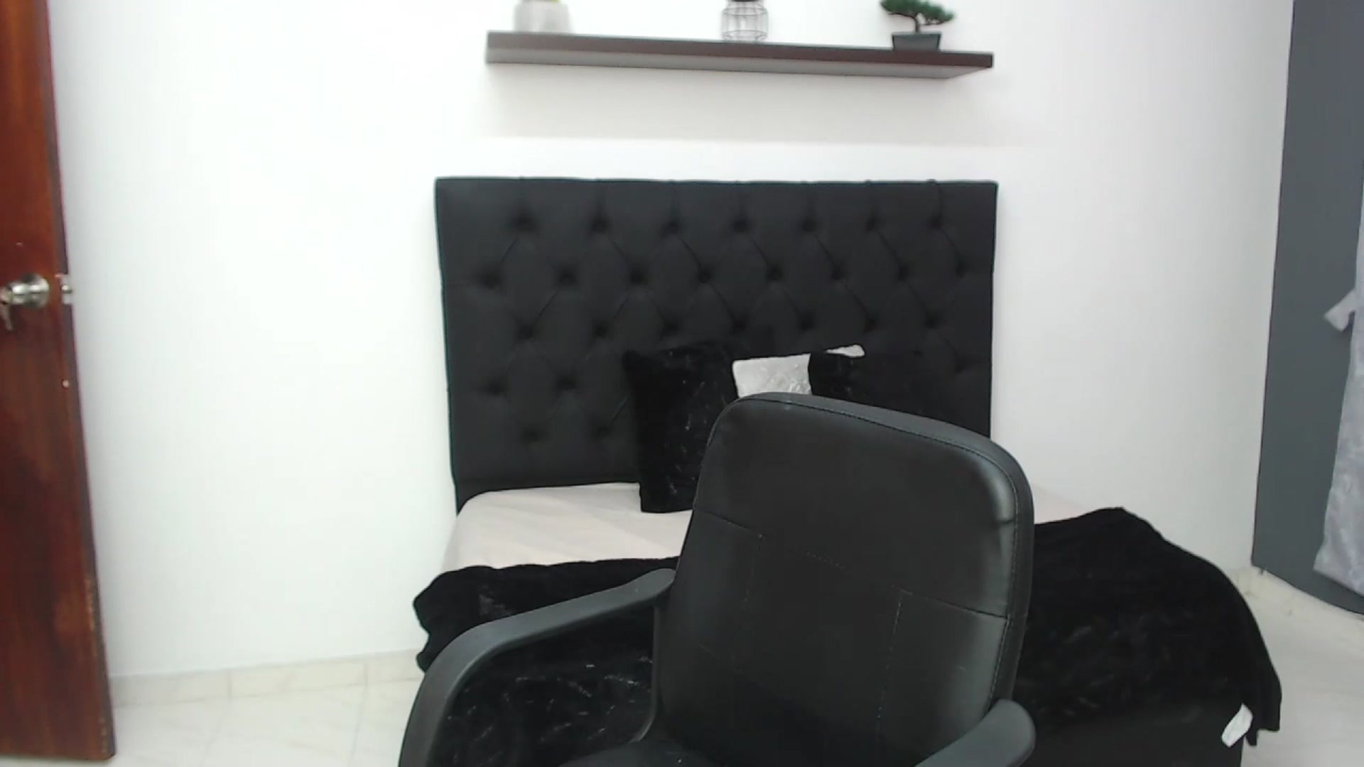 Gallery image thumbnail from CamilleDucan's myfreecams stream on, 03/05/2025, 14:12 image 17 of 20