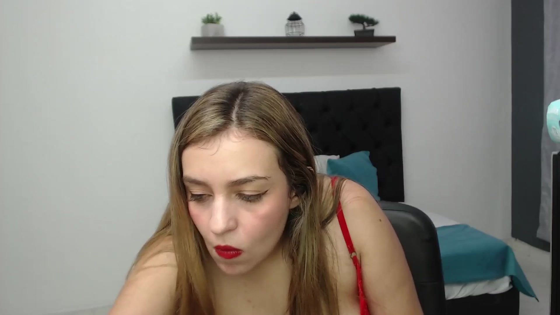 Gallery image thumbnail from CamilleDucan's myfreecams stream on, 03/10/2025, 14:46 image 16 of 20
