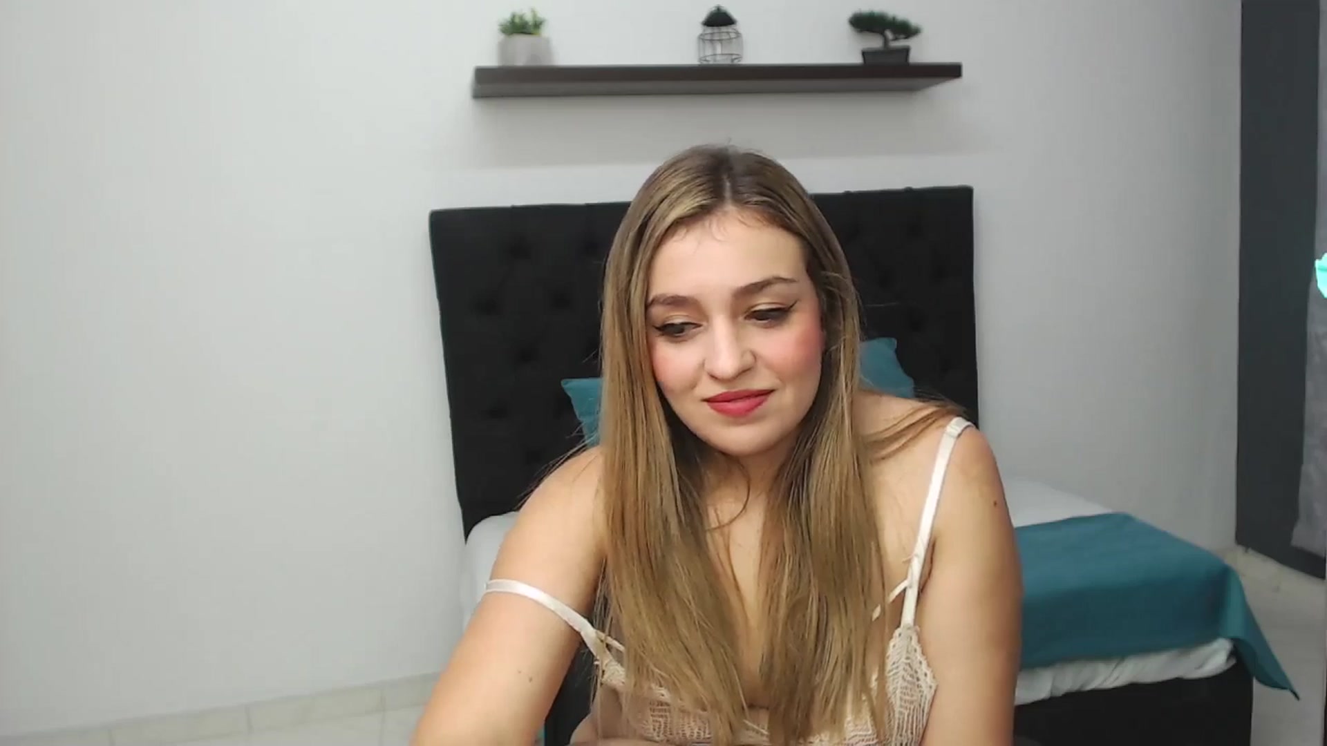 Gallery image thumbnail from CamilleDucan's myfreecams stream on, 03/12/2025, 14:37 image 15 of 20