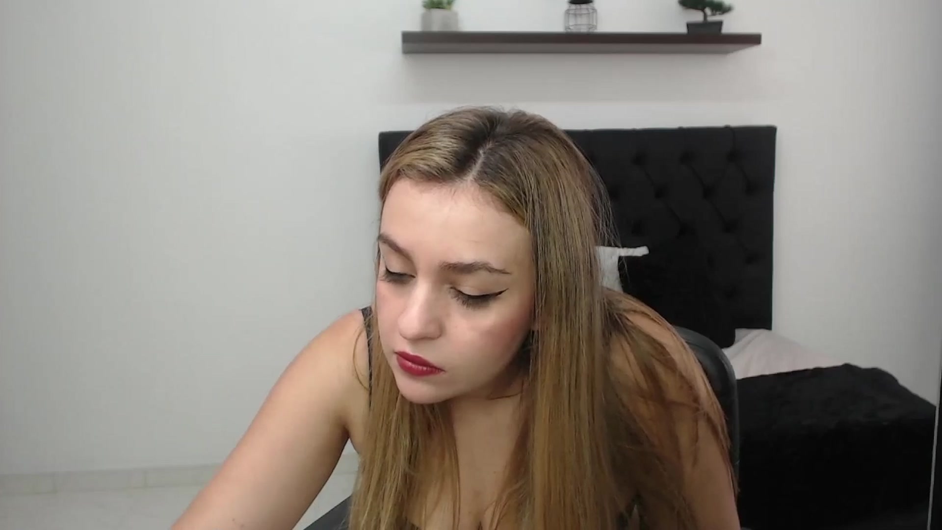 Gallery image thumbnail from CamilleDucan's myfreecams stream on, 03/18/2025, 17:18 image 10 of 20