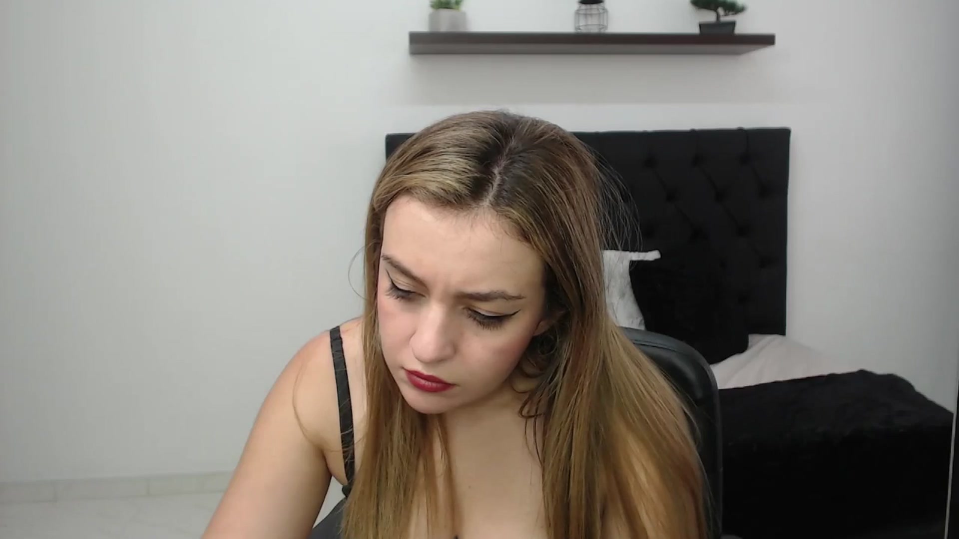 Gallery image thumbnail from CamilleDucan's myfreecams stream on, 03/18/2025, 17:18 image 11 of 20