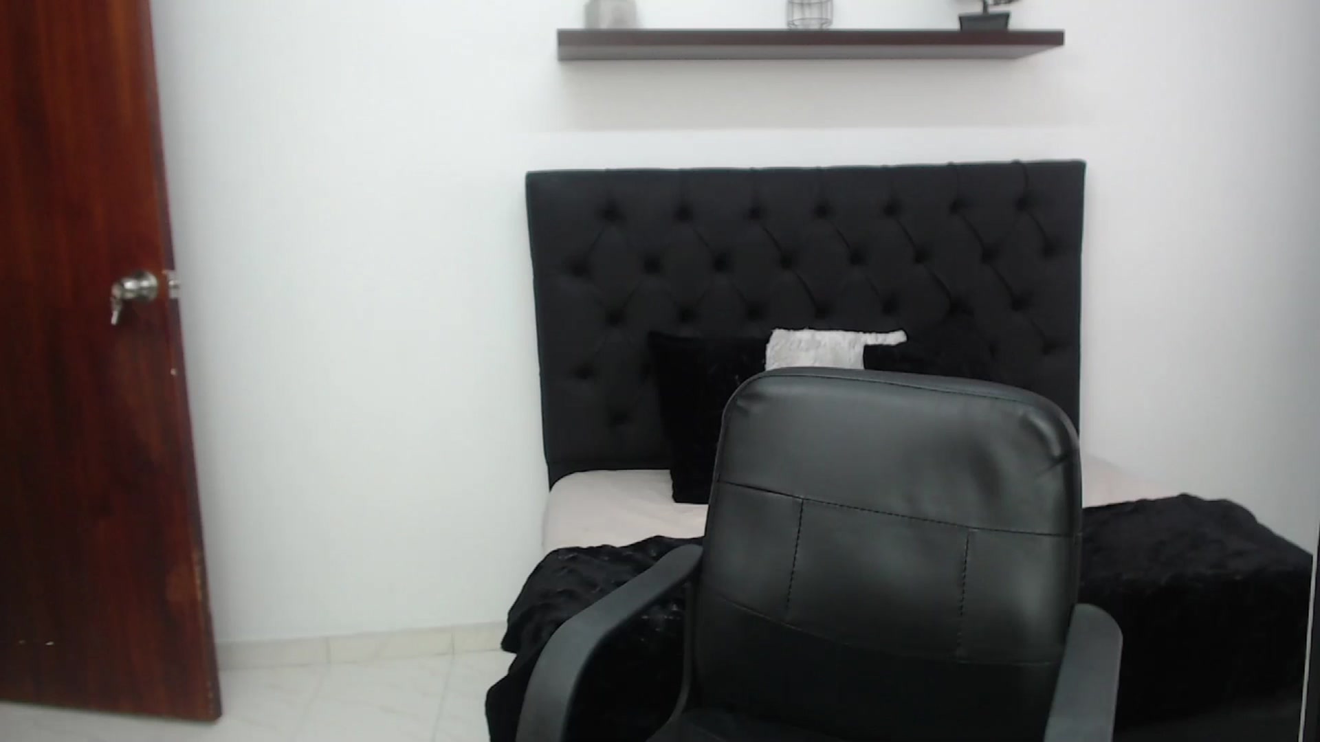 Gallery image thumbnail from CamilleDucan's myfreecams stream on, 03/18/2025, 18:29 image 18 of 20