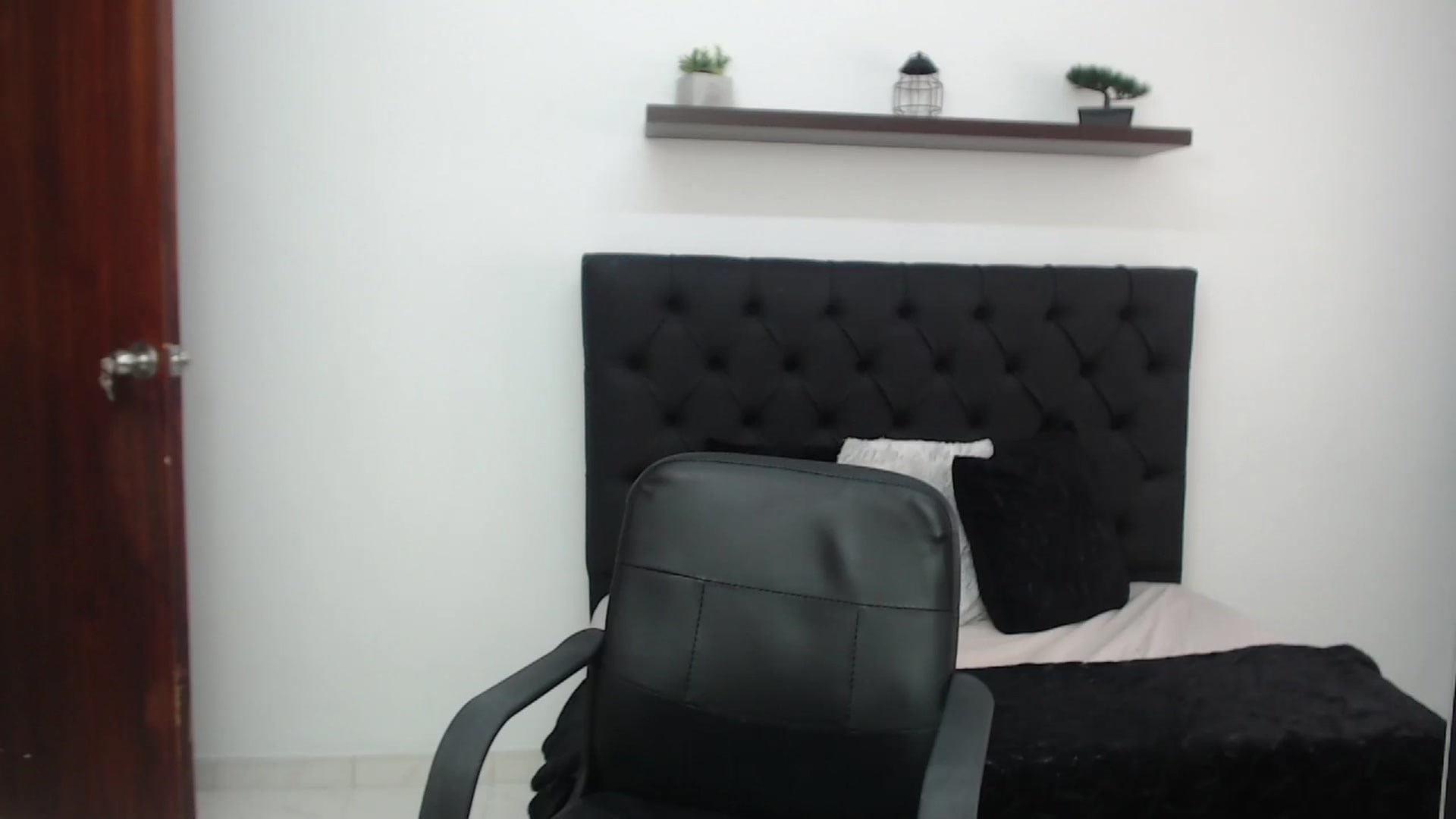 Gallery image thumbnail from CamilleDucan's myfreecams stream on, 03/21/2025, 14:19 image 18 of 20