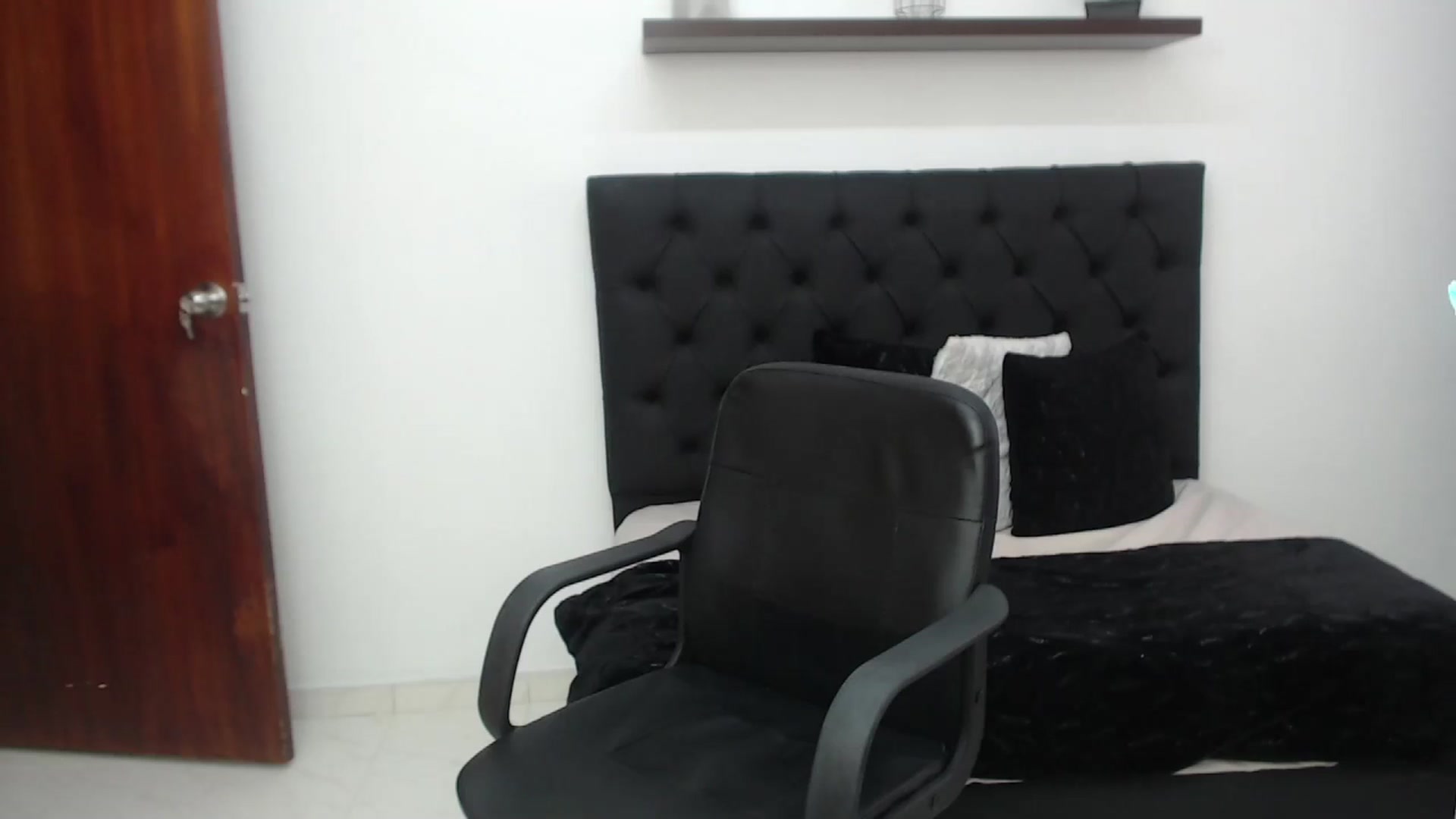 Gallery image thumbnail from CamilleDucan's myfreecams stream on, 03/21/2025, 18:28 image 17 of 20