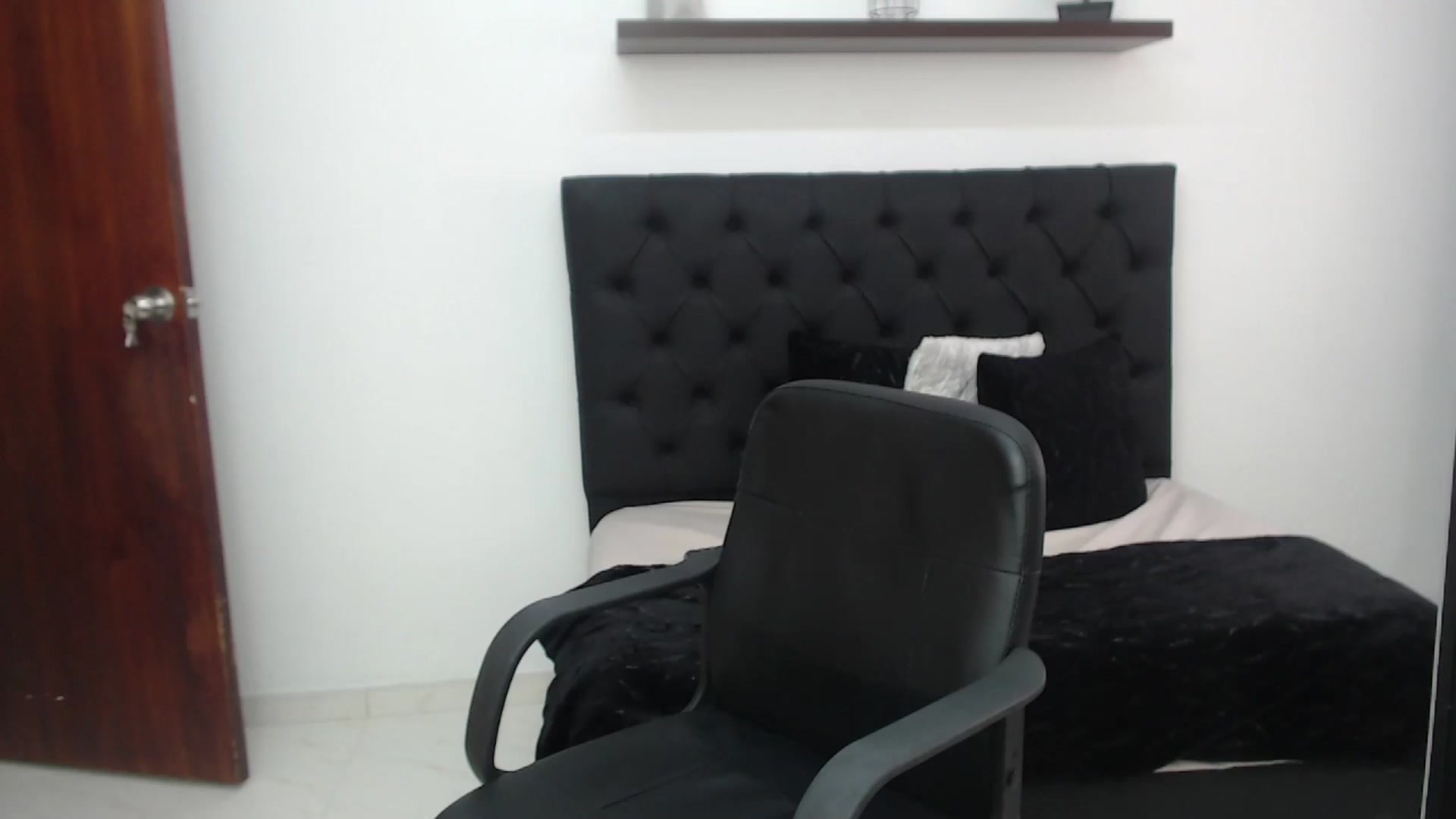 Gallery image thumbnail from CamilleDucan's myfreecams stream on, 03/22/2025, 14:50 image 4 of 20