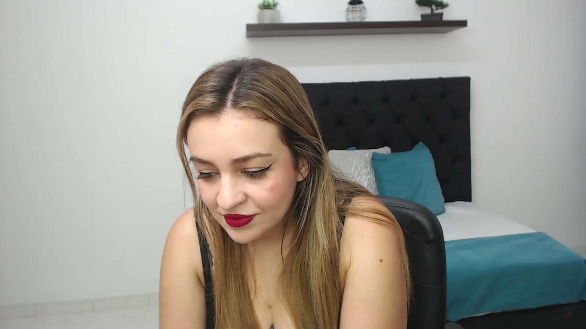 Gallery image thumbnail from CamilleDucan's myfreecams stream on, 03/27/2025, 13:22 image 16 of 20