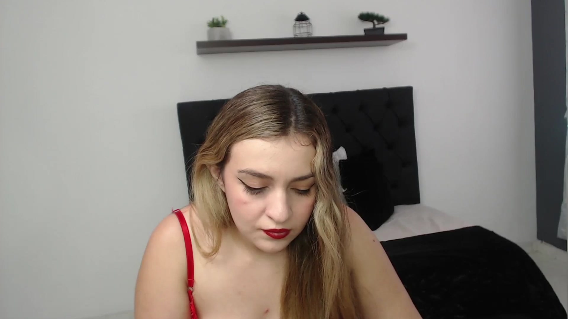 Gallery image thumbnail from CamilleDucan's myfreecams stream on, 04/01/2025, 15:14 image 19 of 20