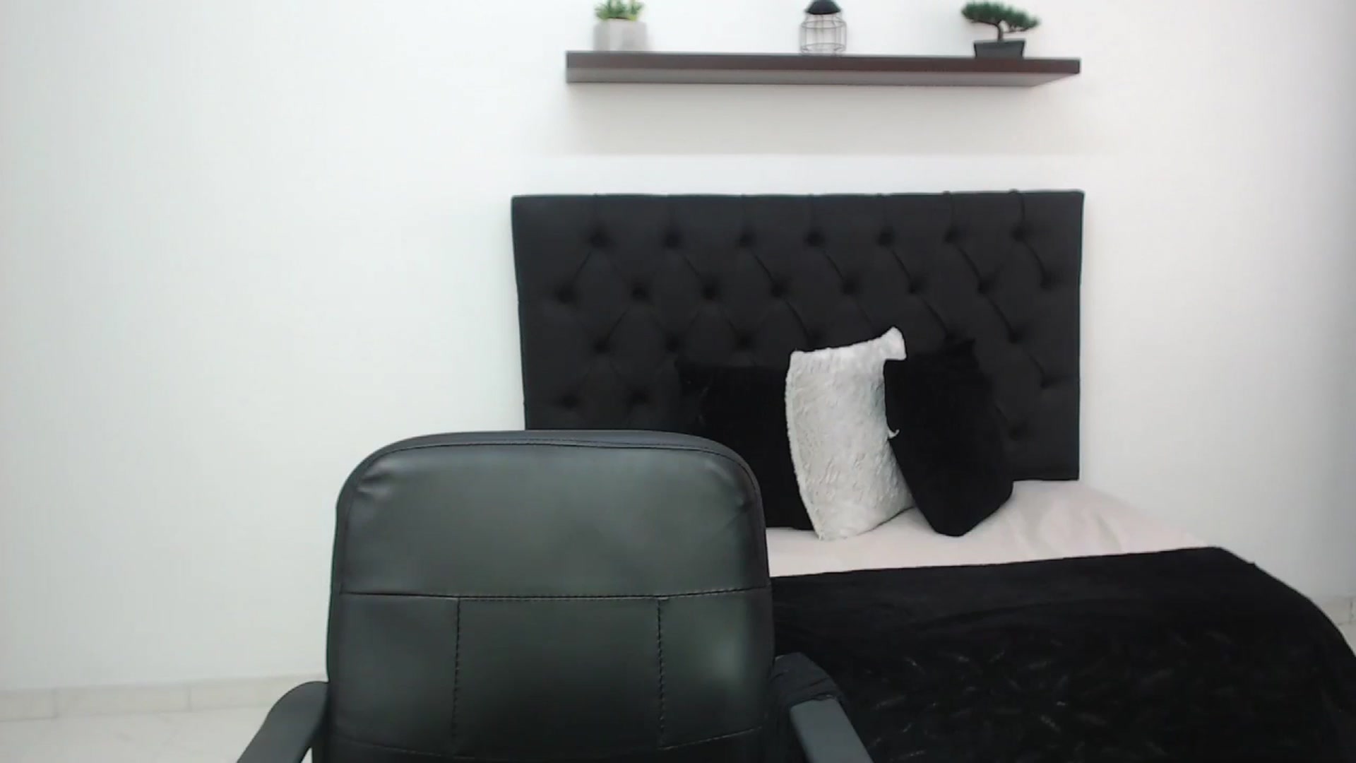 Gallery image thumbnail from CamilleDucan's myfreecams stream on, 04/03/2025, 16:17 image 13 of 20