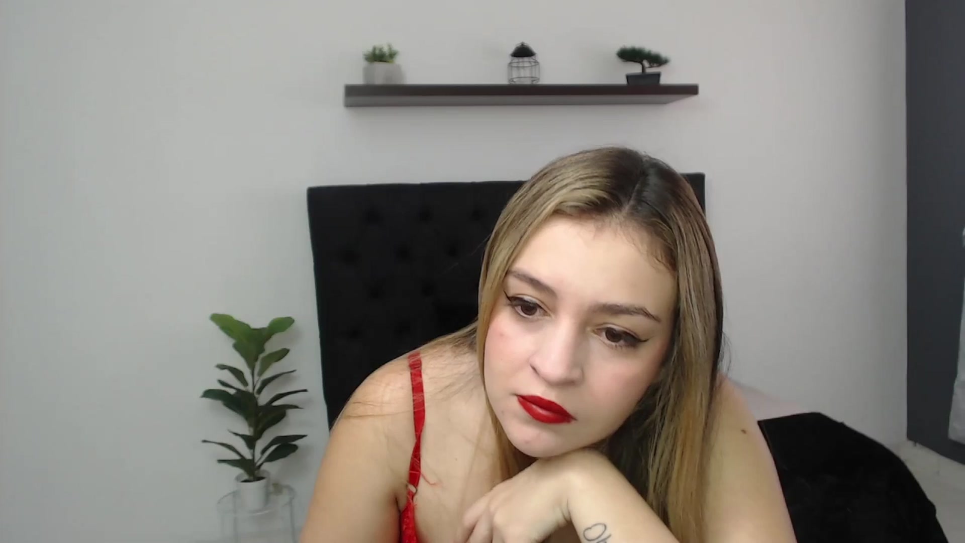 Gallery image thumbnail from CamilleDucan's myfreecams stream on, 04/07/2025, 14:21 image 5 of 20