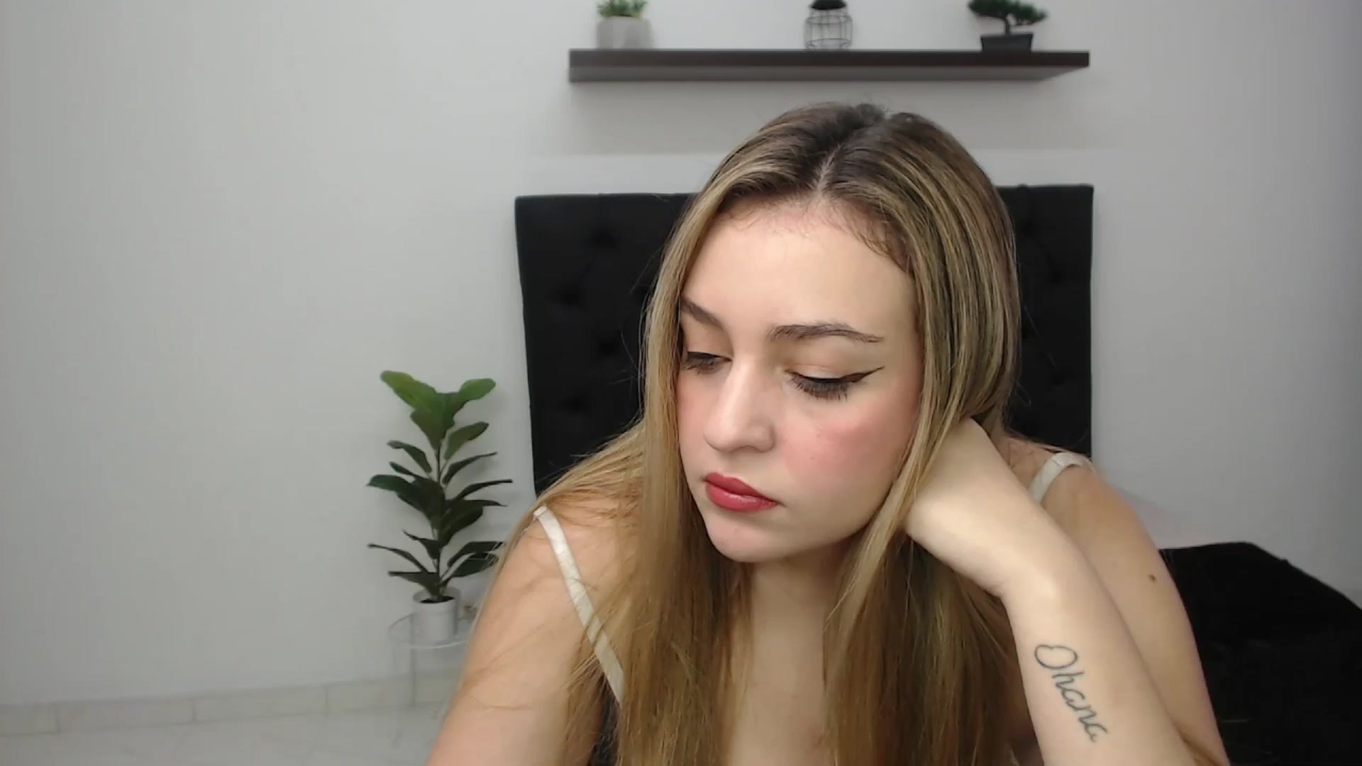 Gallery image thumbnail from CamilleDucan's myfreecams stream on, 04/08/2025, 14:21 image 1 of 20