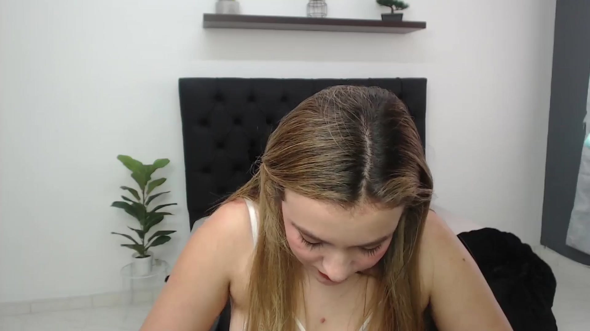 Gallery image thumbnail from CamilleDucan's myfreecams stream on, 04/08/2025, 17:55 image 10 of 20