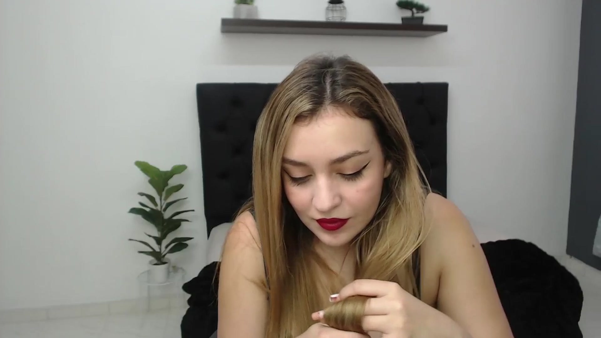 Gallery image thumbnail from CamilleDucan's myfreecams stream on, 04/09/2025, 13:48 image 7 of 20