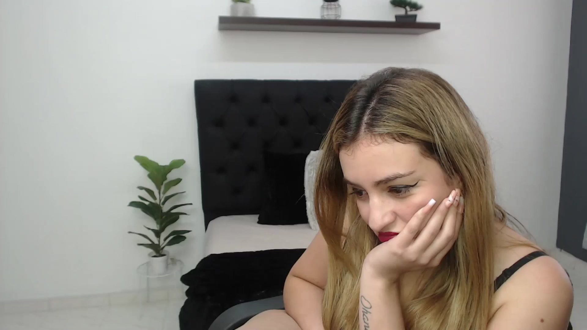 Gallery image thumbnail from CamilleDucan's myfreecams stream on, 04/09/2025, 15:28 image 16 of 20