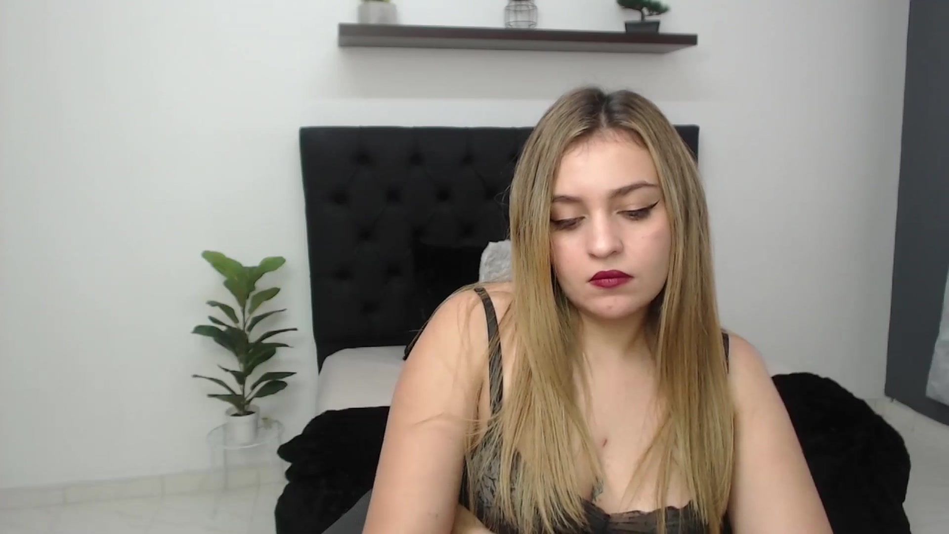 Gallery image thumbnail from CamilleDucan's myfreecams stream on, 04/09/2025, 18:33 image 12 of 20