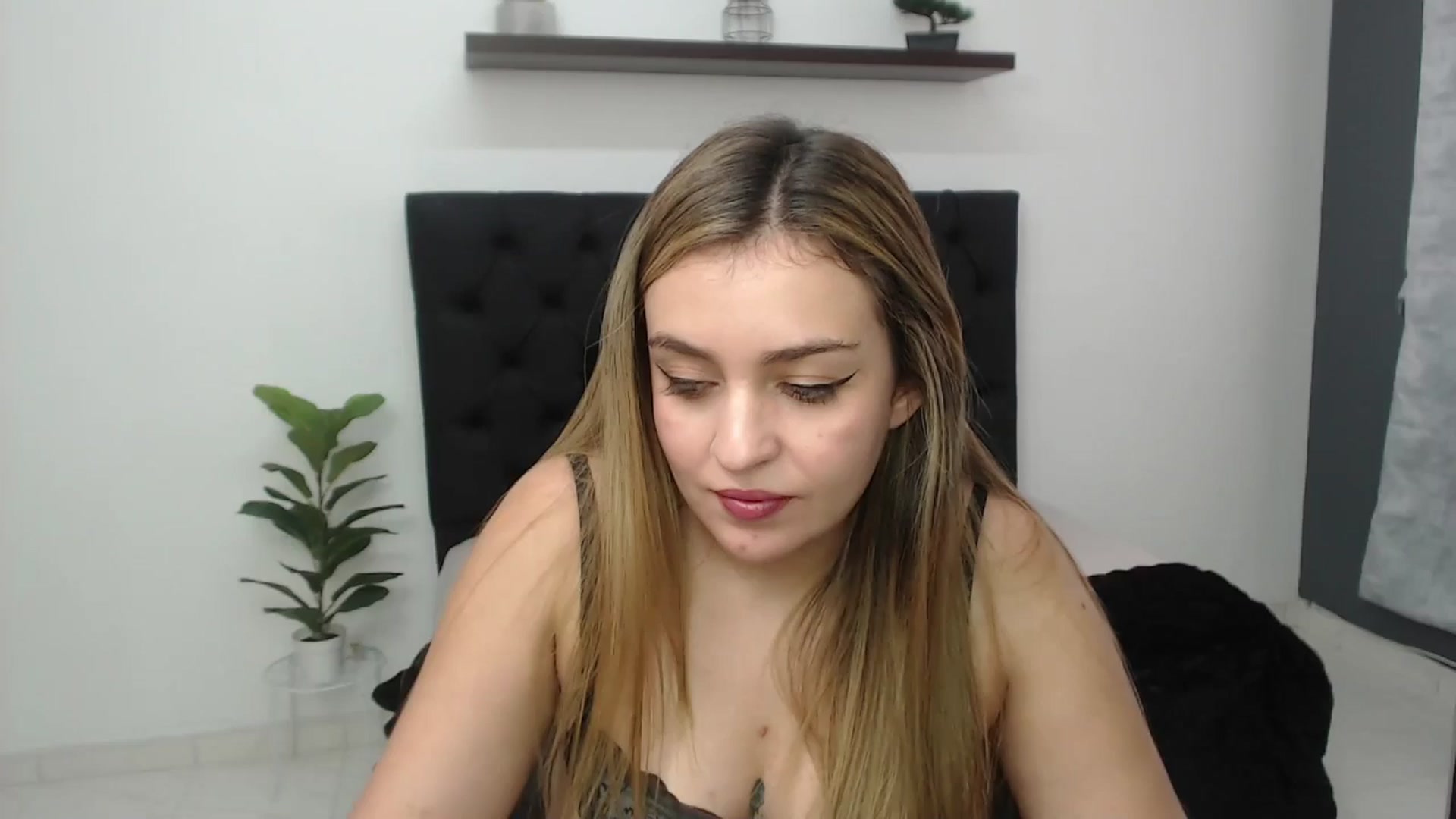 Gallery image thumbnail from CamilleDucan's myfreecams stream on, 04/09/2025, 18:33 image 16 of 20