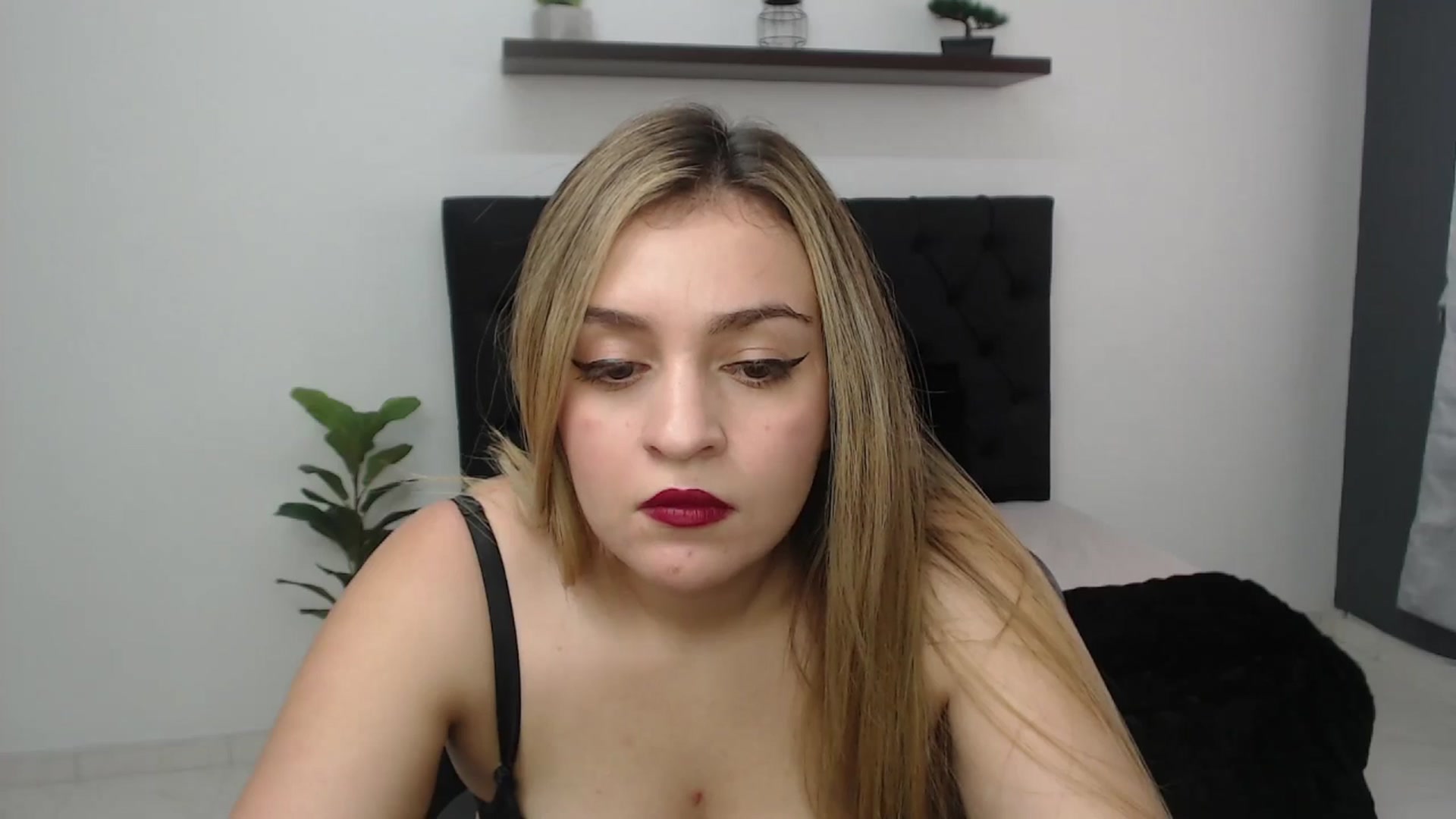 Gallery image thumbnail from CamilleDucan's myfreecams stream on, 04/09/2025, 18:33 image 2 of 20