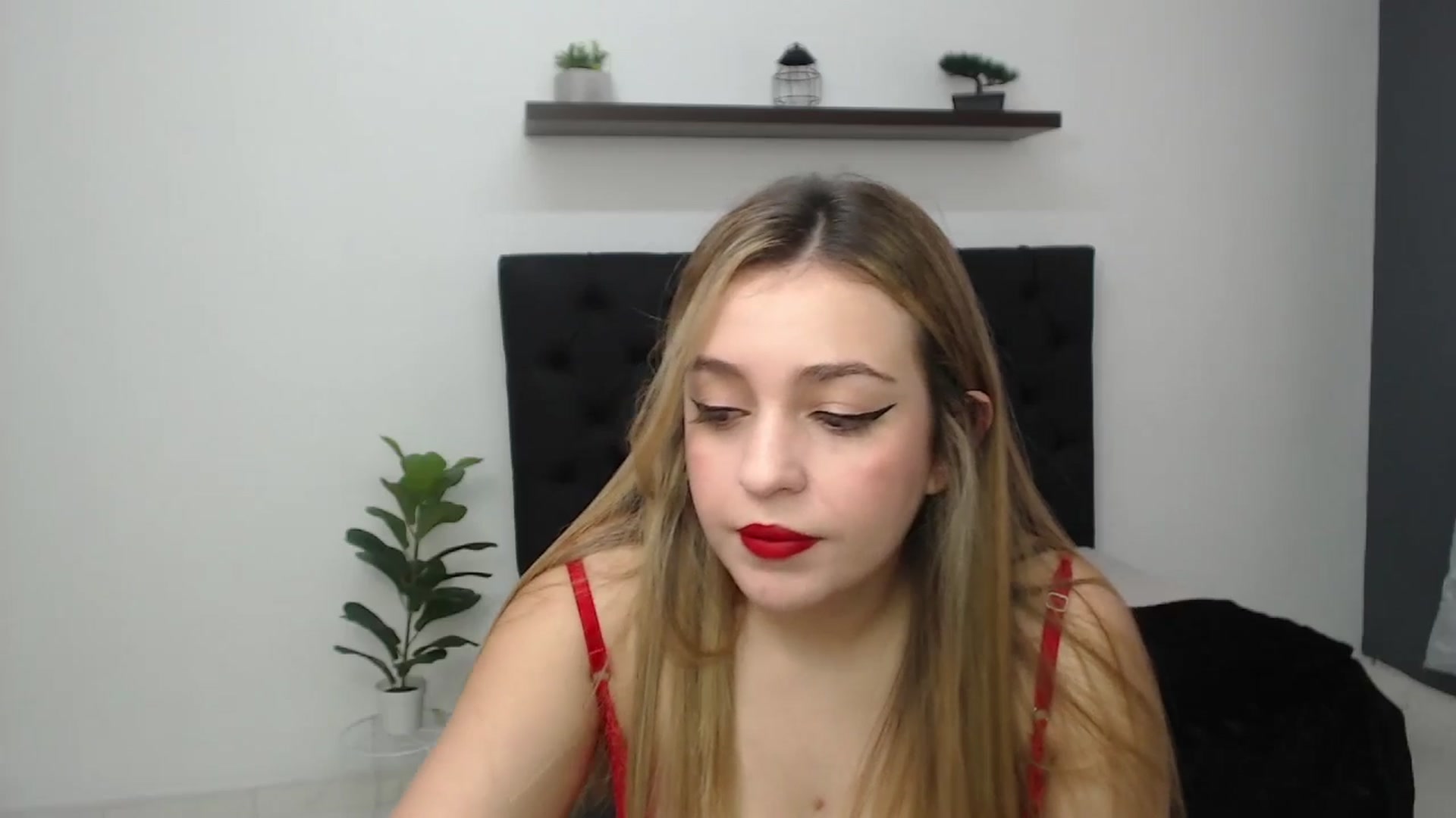 Gallery image thumbnail from CamilleDucan's myfreecams stream on, 04/11/2025, 13:50 image 8 of 20