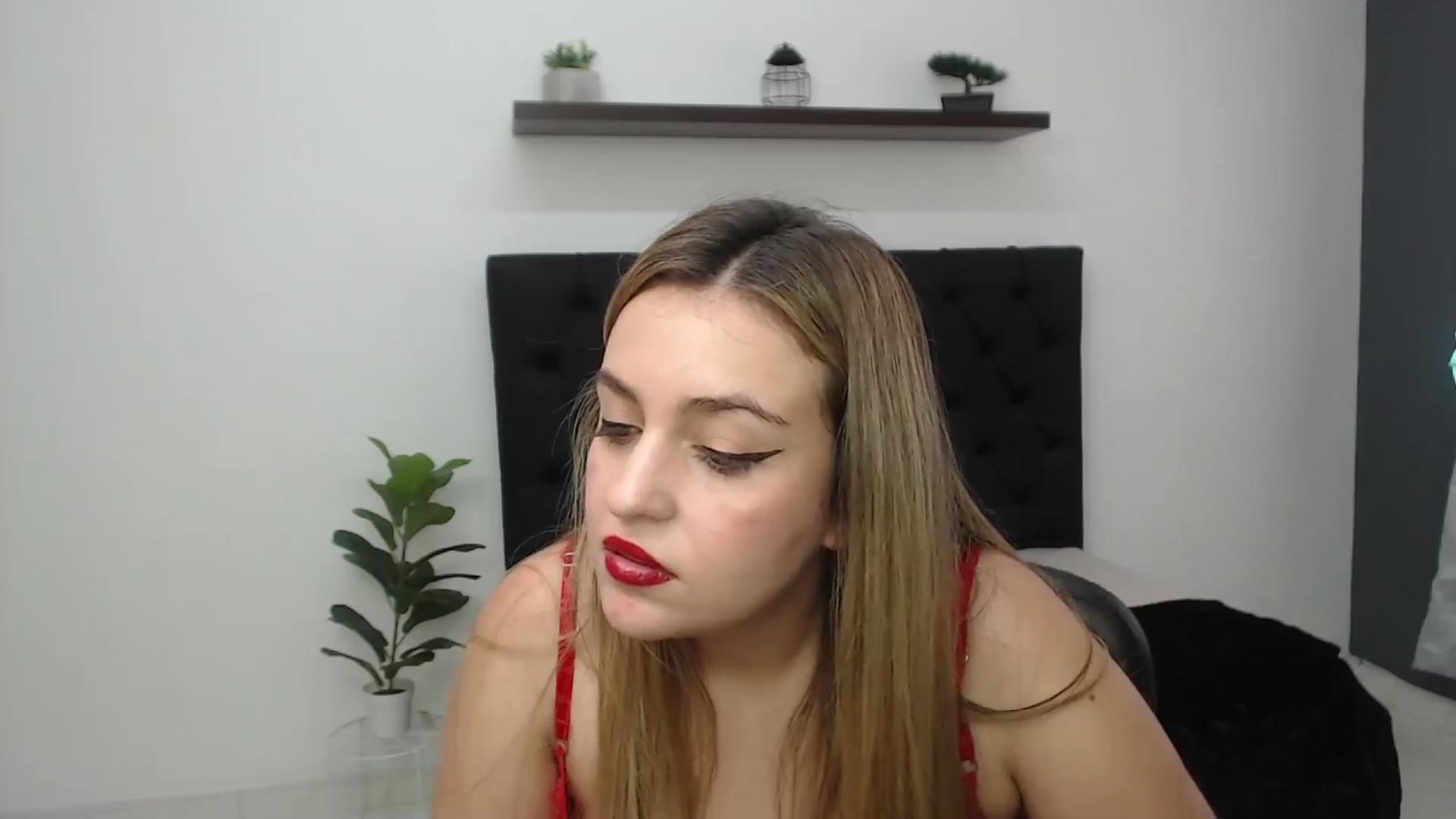 Gallery image thumbnail from CamilleDucan's myfreecams stream on, 04/11/2025, 18:11 image 15 of 20
