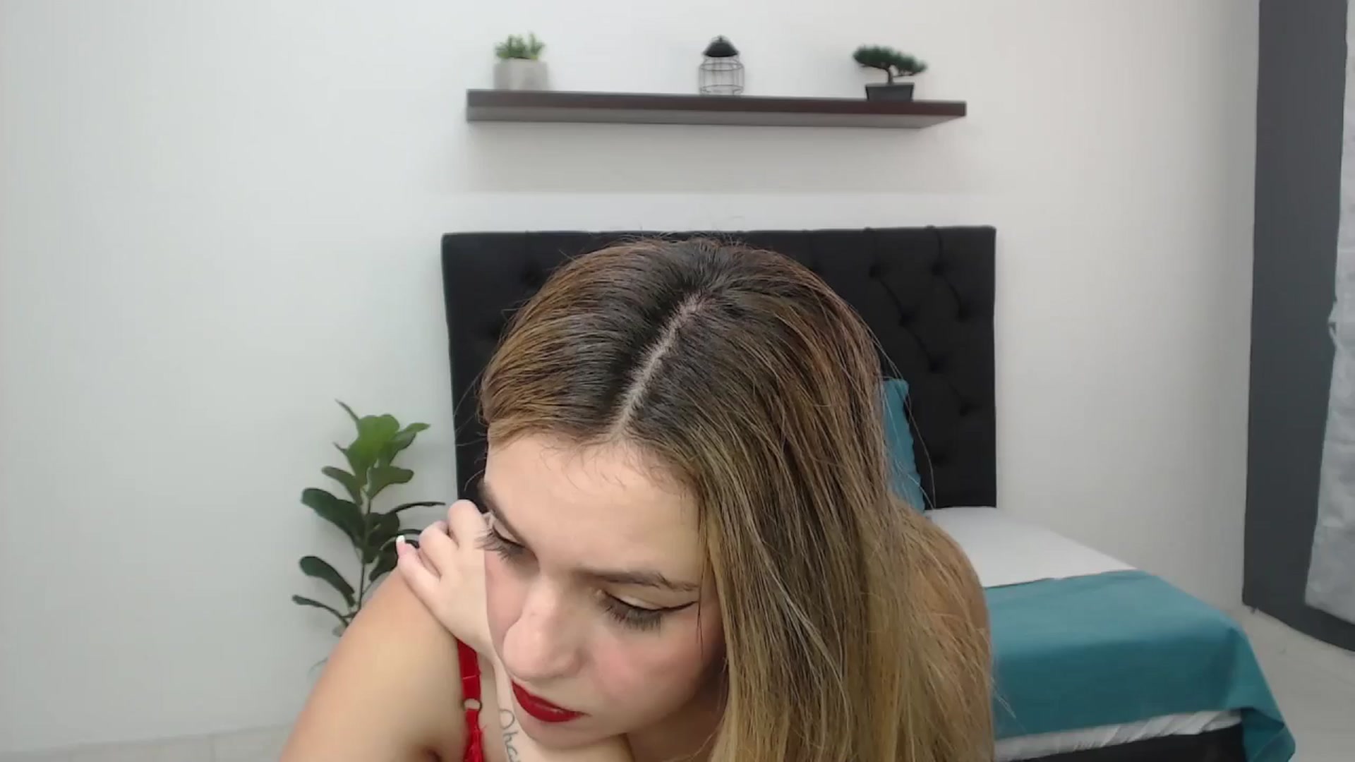 Gallery image thumbnail from CamilleDucan's myfreecams stream on, 04/14/2025, 16:19 image 19 of 20