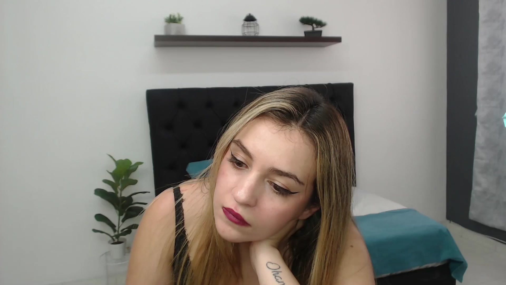 Gallery image thumbnail from CamilleDucan's myfreecams stream on, 04/15/2025, 18:12 image 18 of 20