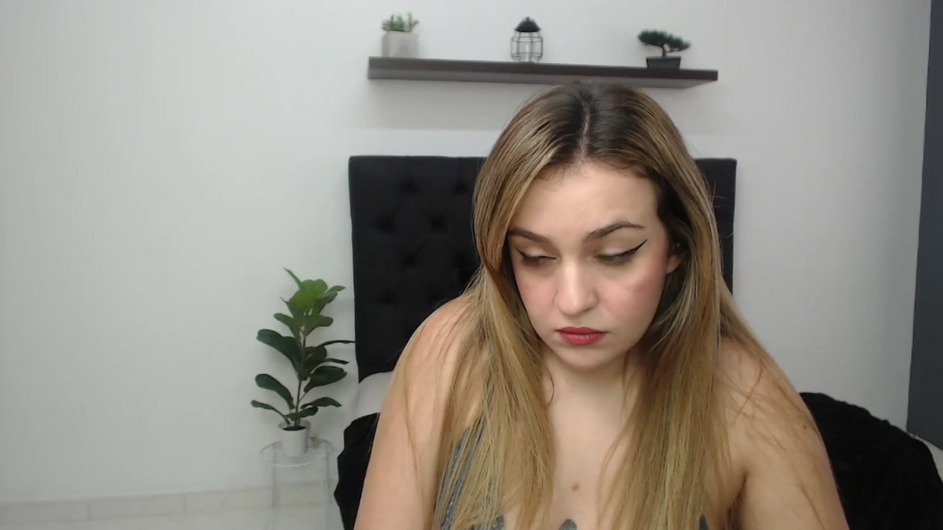 Gallery image thumbnail from CamilleDucan's myfreecams stream on, 04/21/2025, 15:04 image 17 of 20