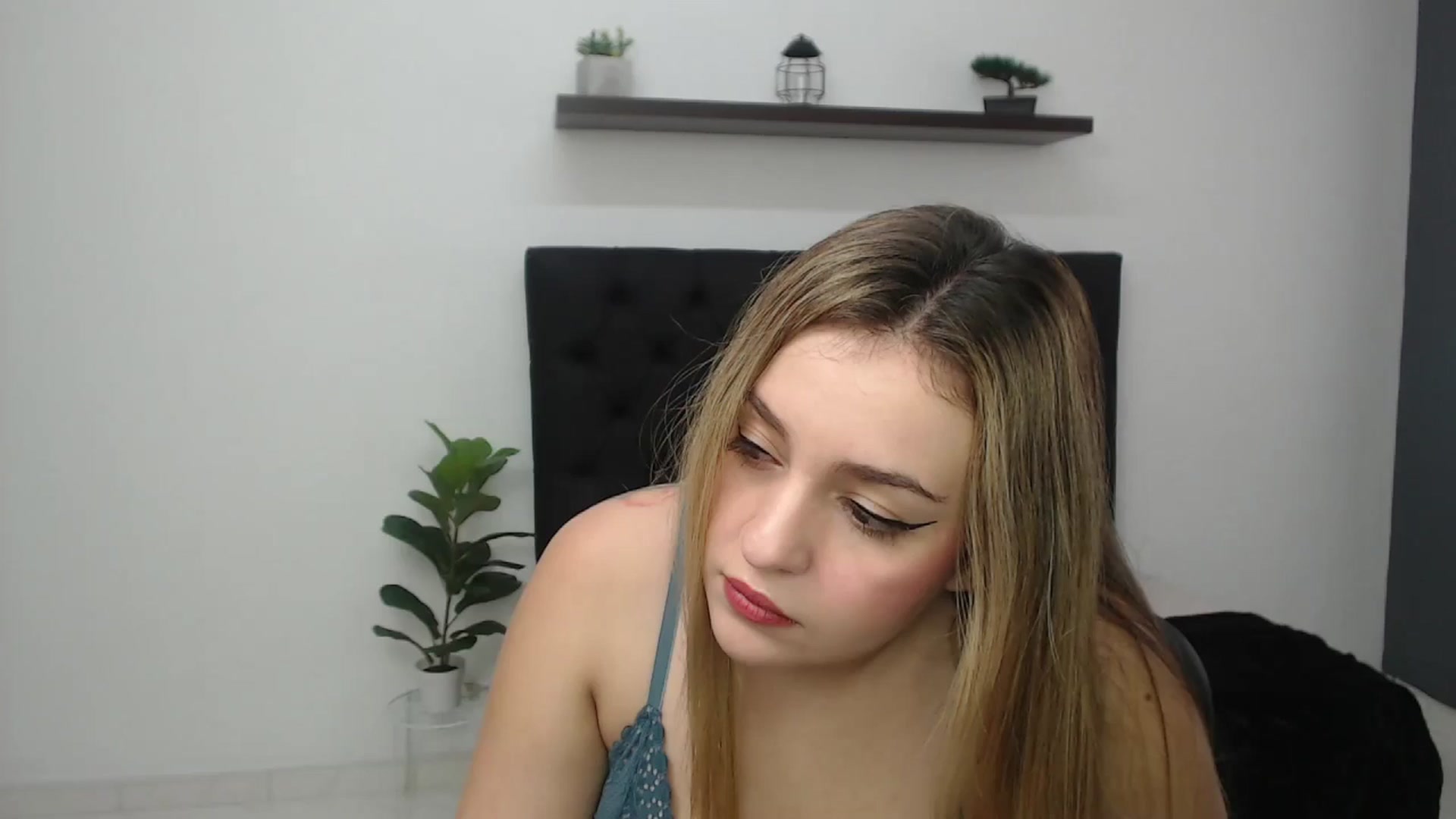 Gallery image thumbnail from CamilleDucan's myfreecams stream on, 04/21/2025, 15:04 image 1 of 20