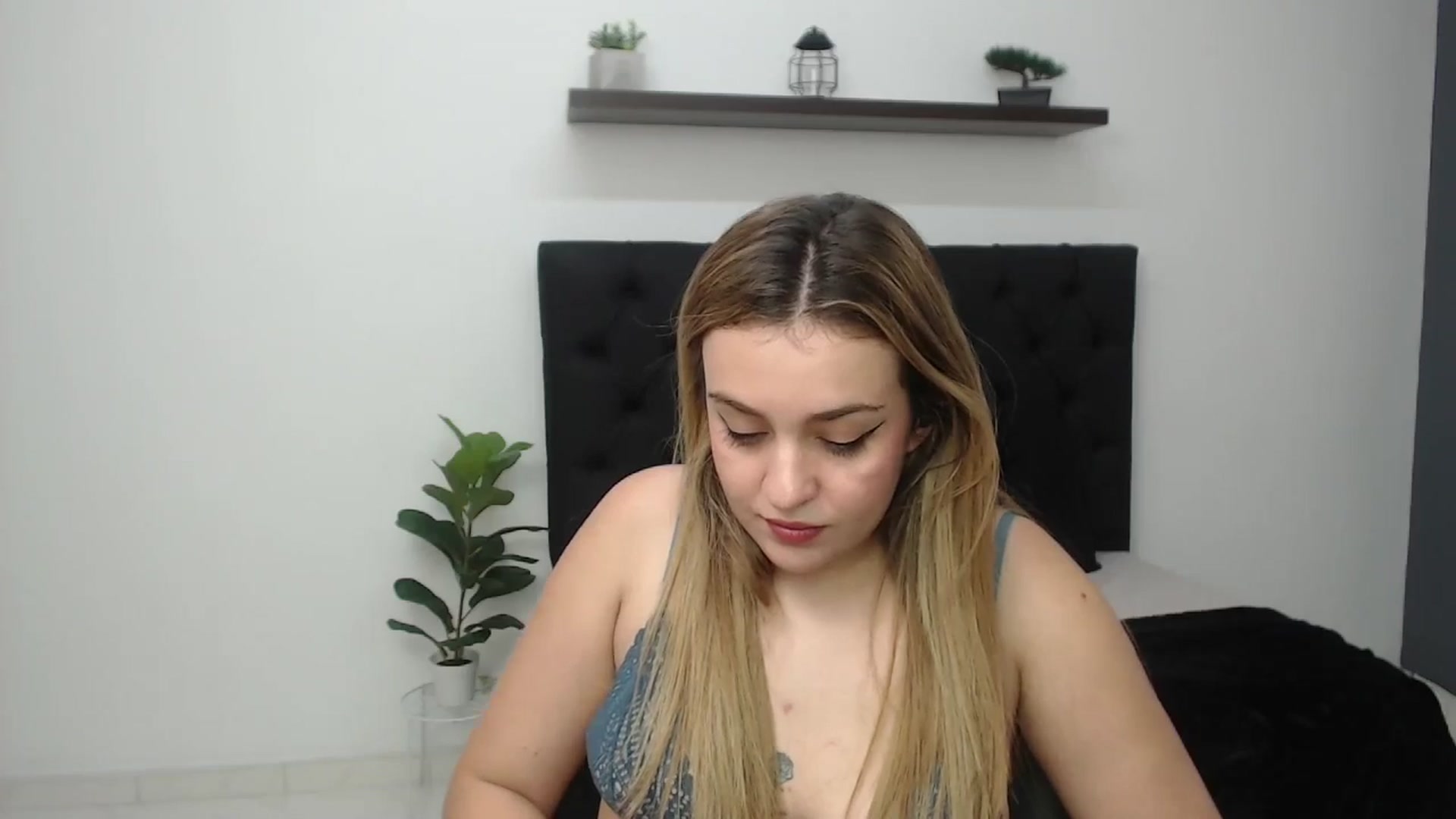Gallery image thumbnail from CamilleDucan's myfreecams stream on, 04/21/2025, 18:24 image 12 of 20