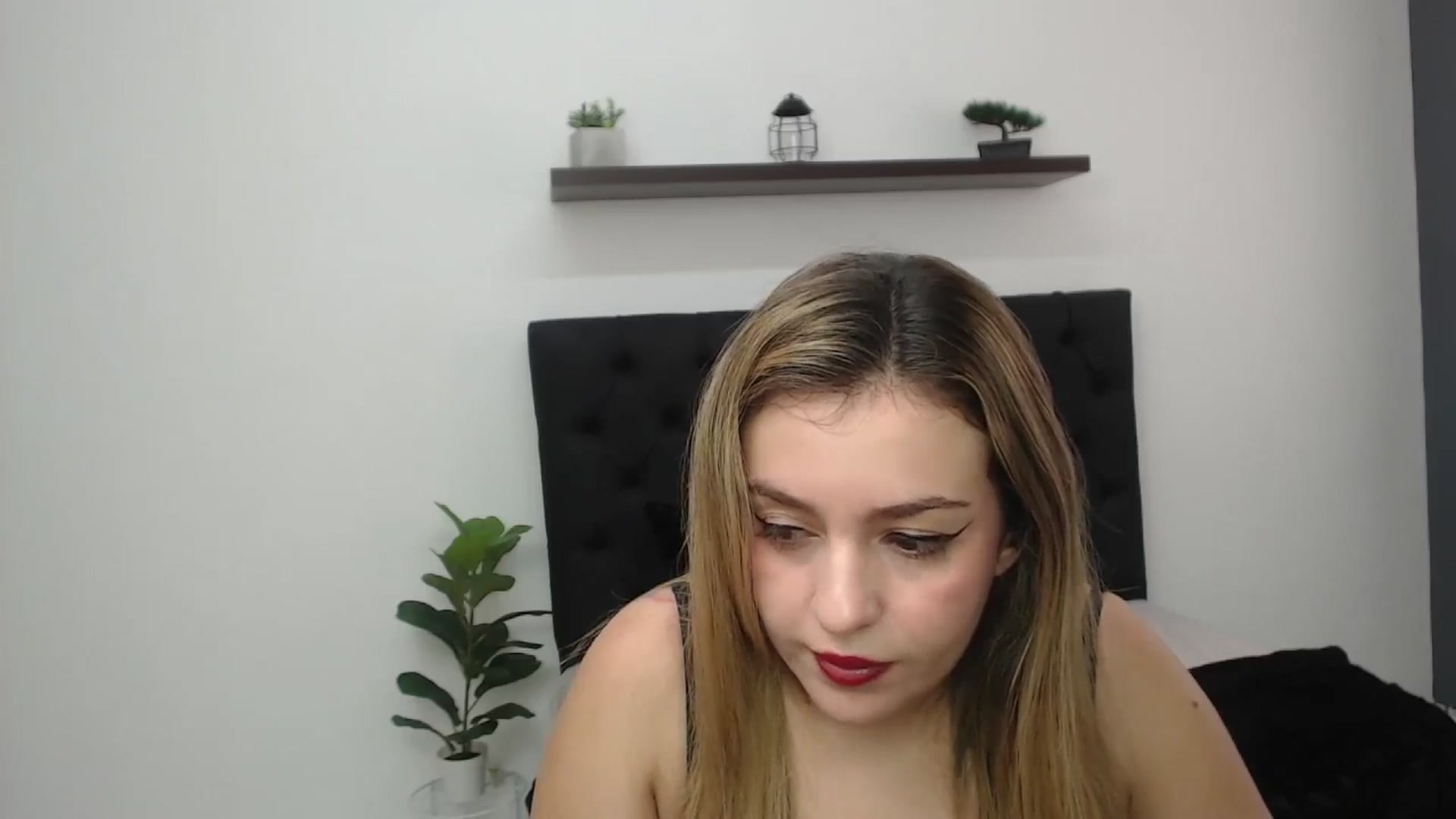 Gallery image thumbnail from CamilleDucan's myfreecams stream on, 04/22/2025, 16:04 image 6 of 20