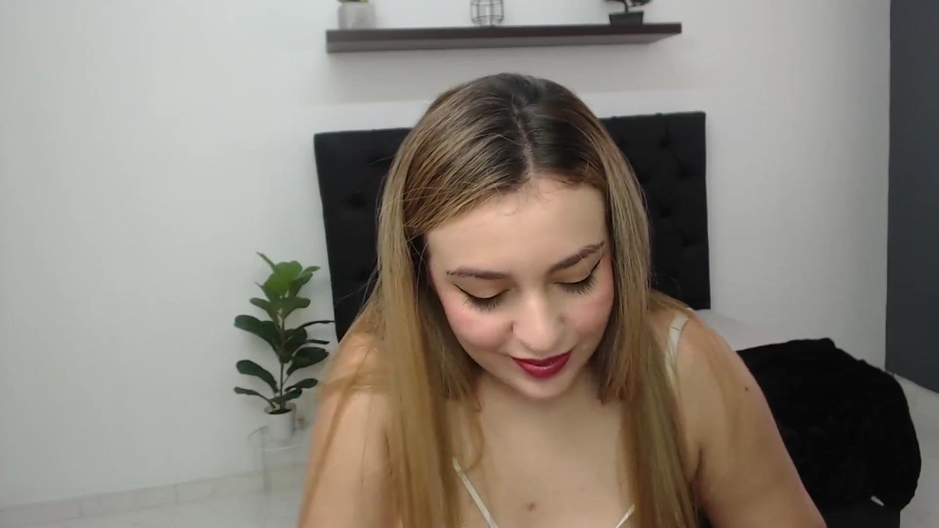 Gallery image thumbnail from CamilleDucan's myfreecams stream on, 04/23/2025, 14:17 image 13 of 20