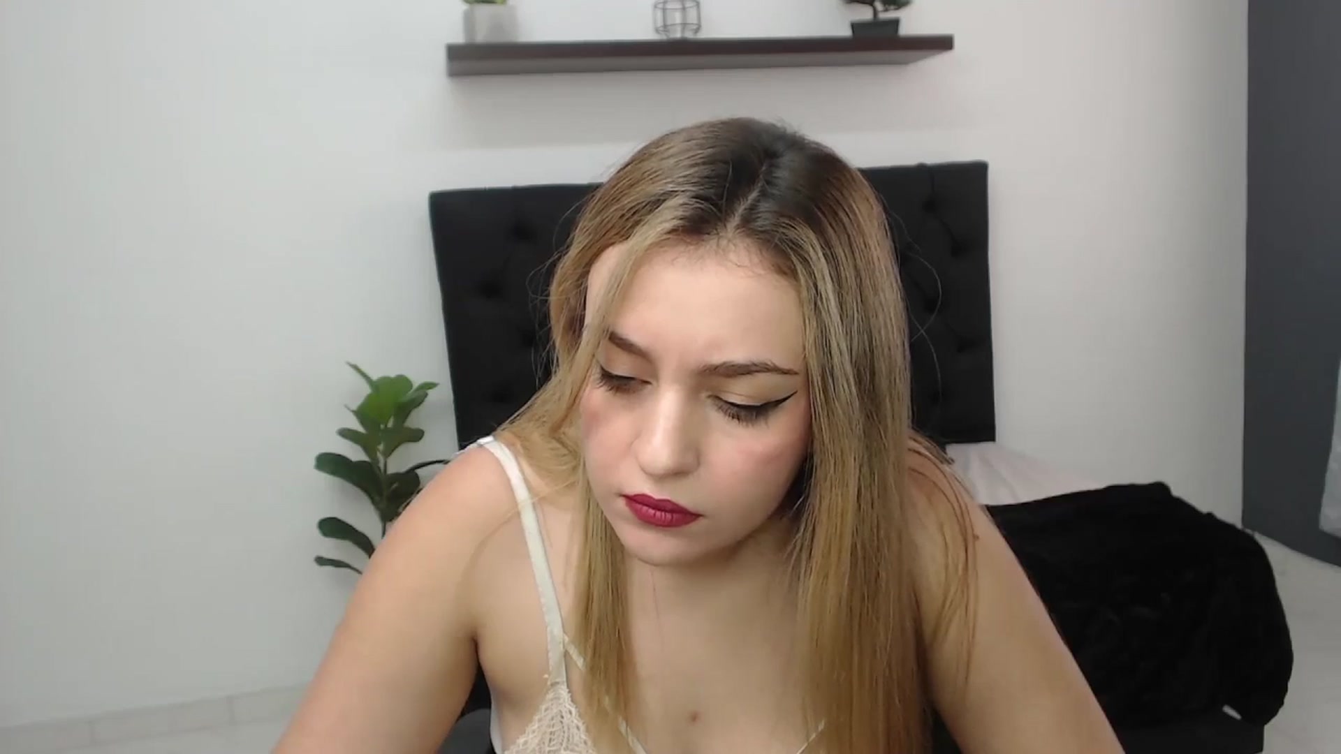 Gallery image thumbnail from CamilleDucan's myfreecams stream on, 04/23/2025, 16:02 image 7 of 20