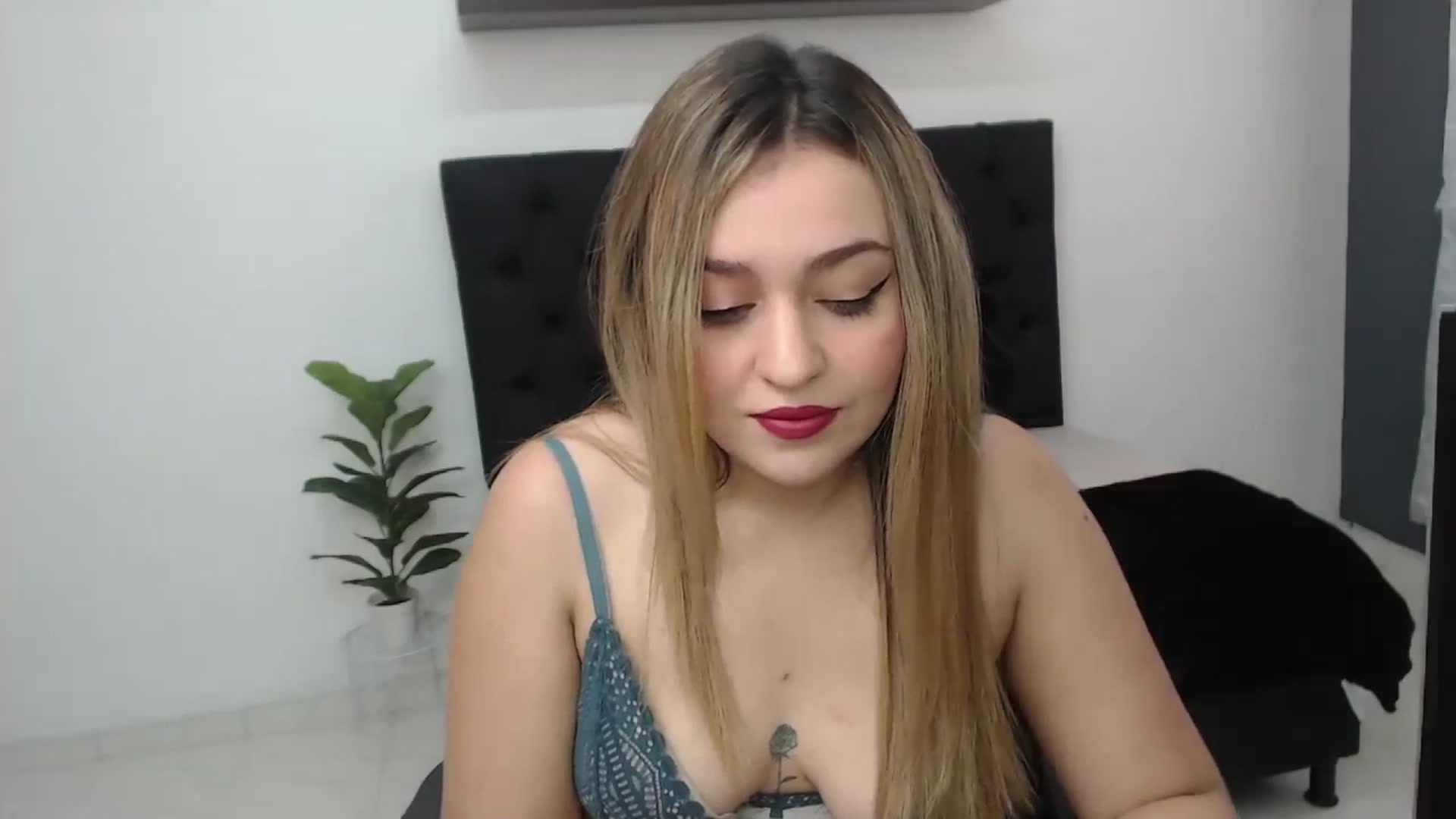 Gallery image thumbnail from CamilleDucan's myfreecams stream on, 05/06/2025, 14:00 image 13 of 20