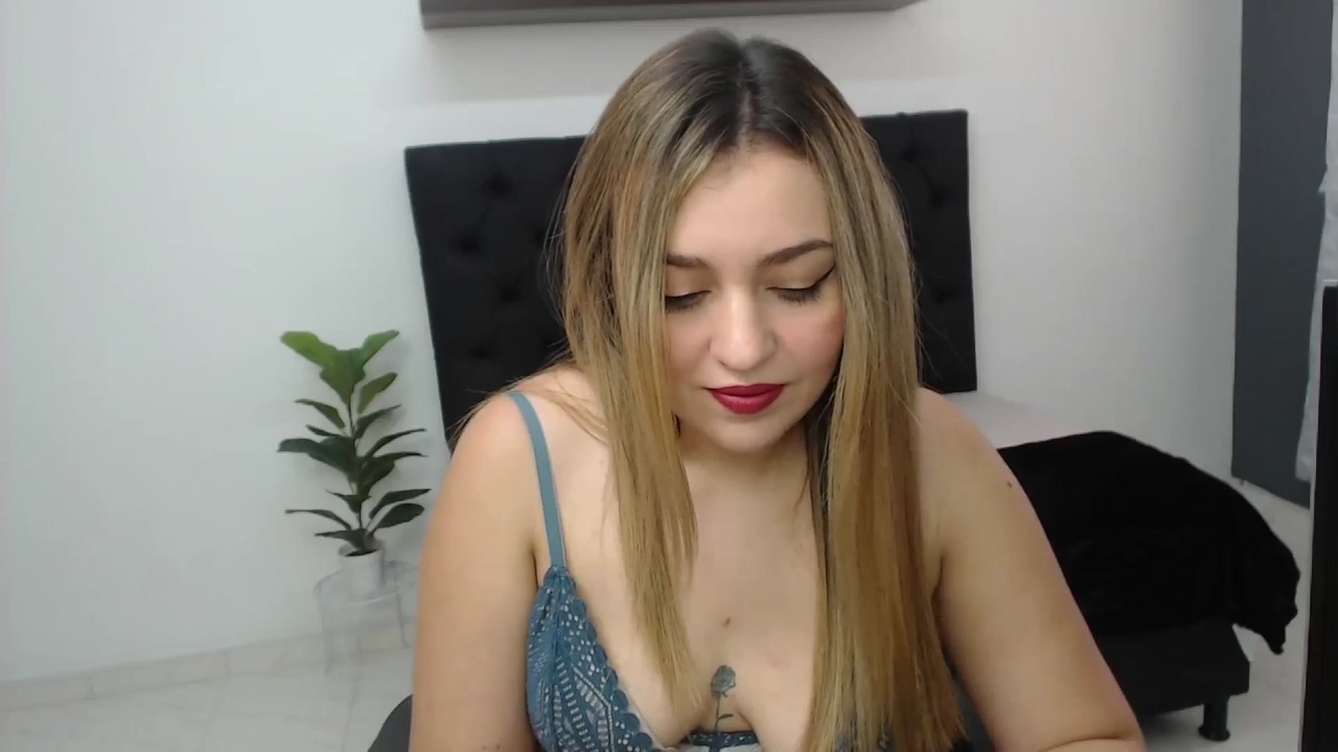 Gallery image thumbnail from CamilleDucan's myfreecams stream on, 05/06/2025, 14:00 image 14 of 20