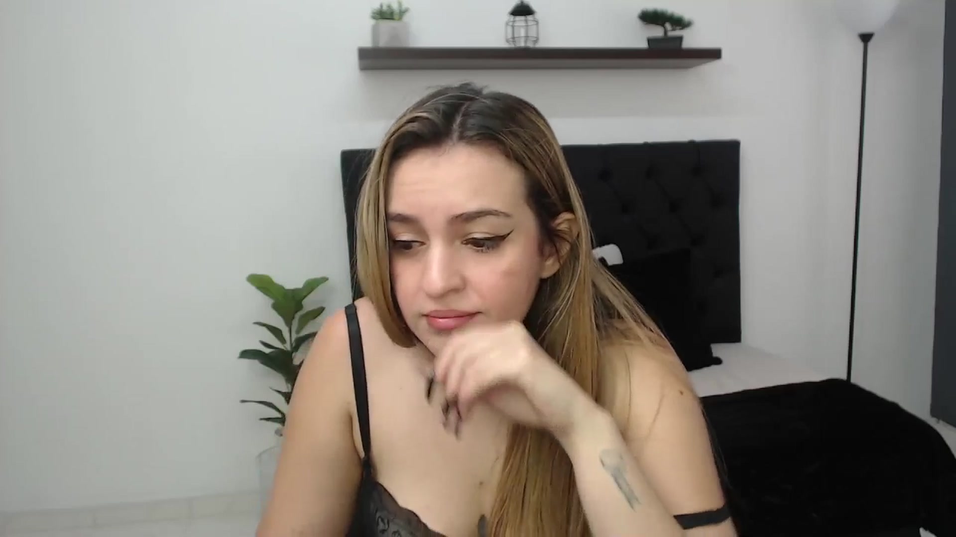 Gallery image thumbnail from CamilleDucan's myfreecams stream on, 05/08/2025, 14:35 image 16 of 20