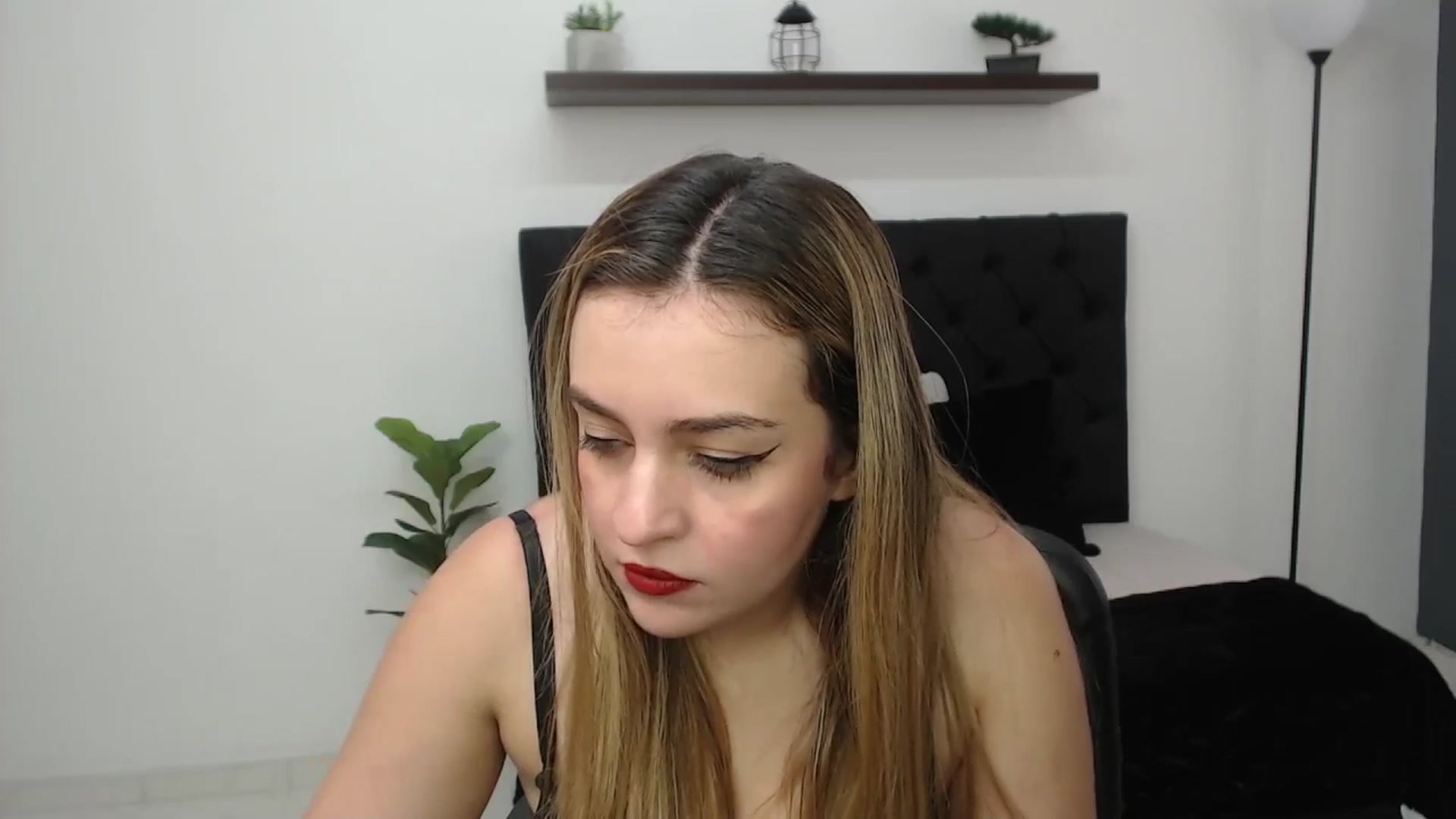 Gallery image thumbnail from CamilleDucan's myfreecams stream on, 05/08/2025, 18:51 image 2 of 20