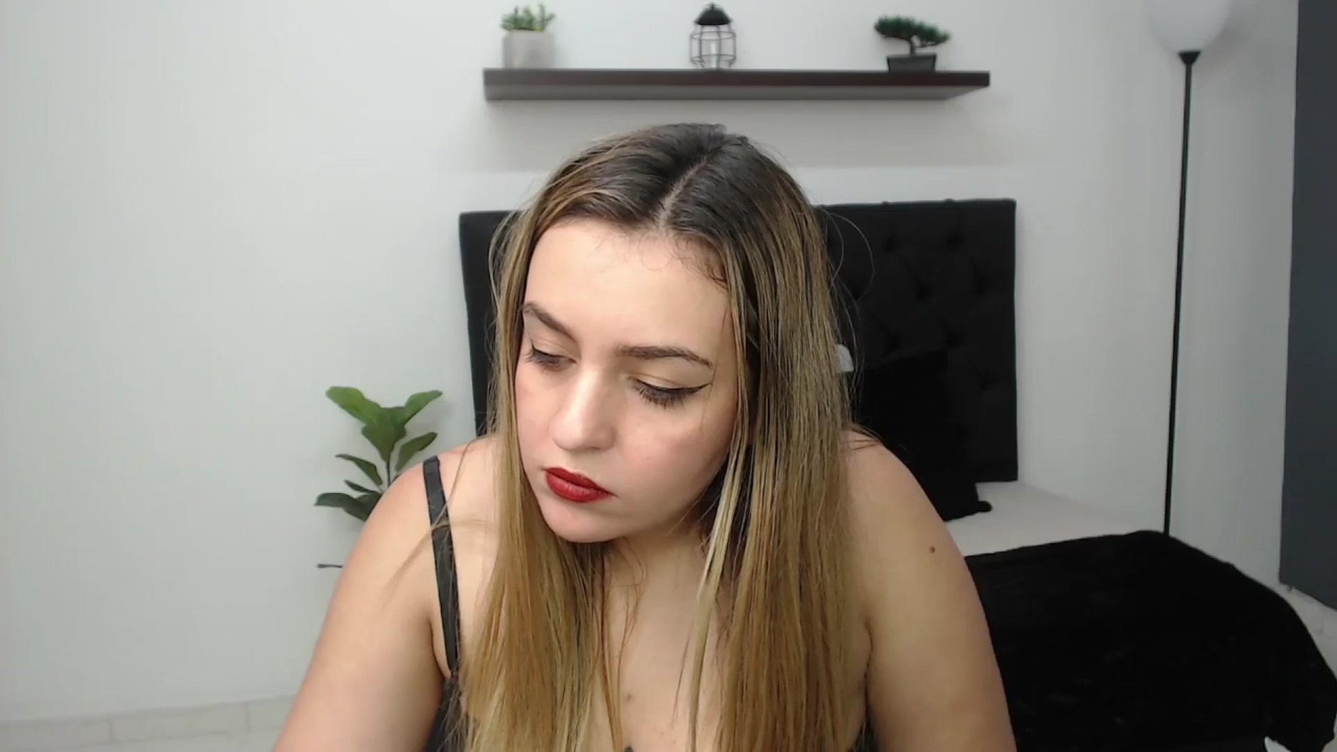 Gallery image thumbnail from CamilleDucan's myfreecams stream on, 05/08/2025, 18:51 image 14 of 20