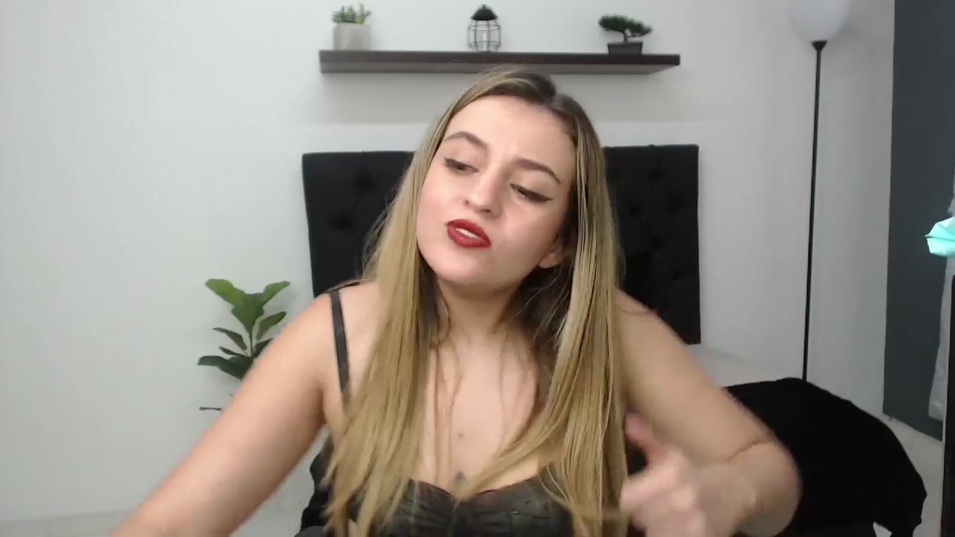 Gallery image thumbnail from CamilleDucan's myfreecams stream on, 05/08/2025, 18:51 image 15 of 20