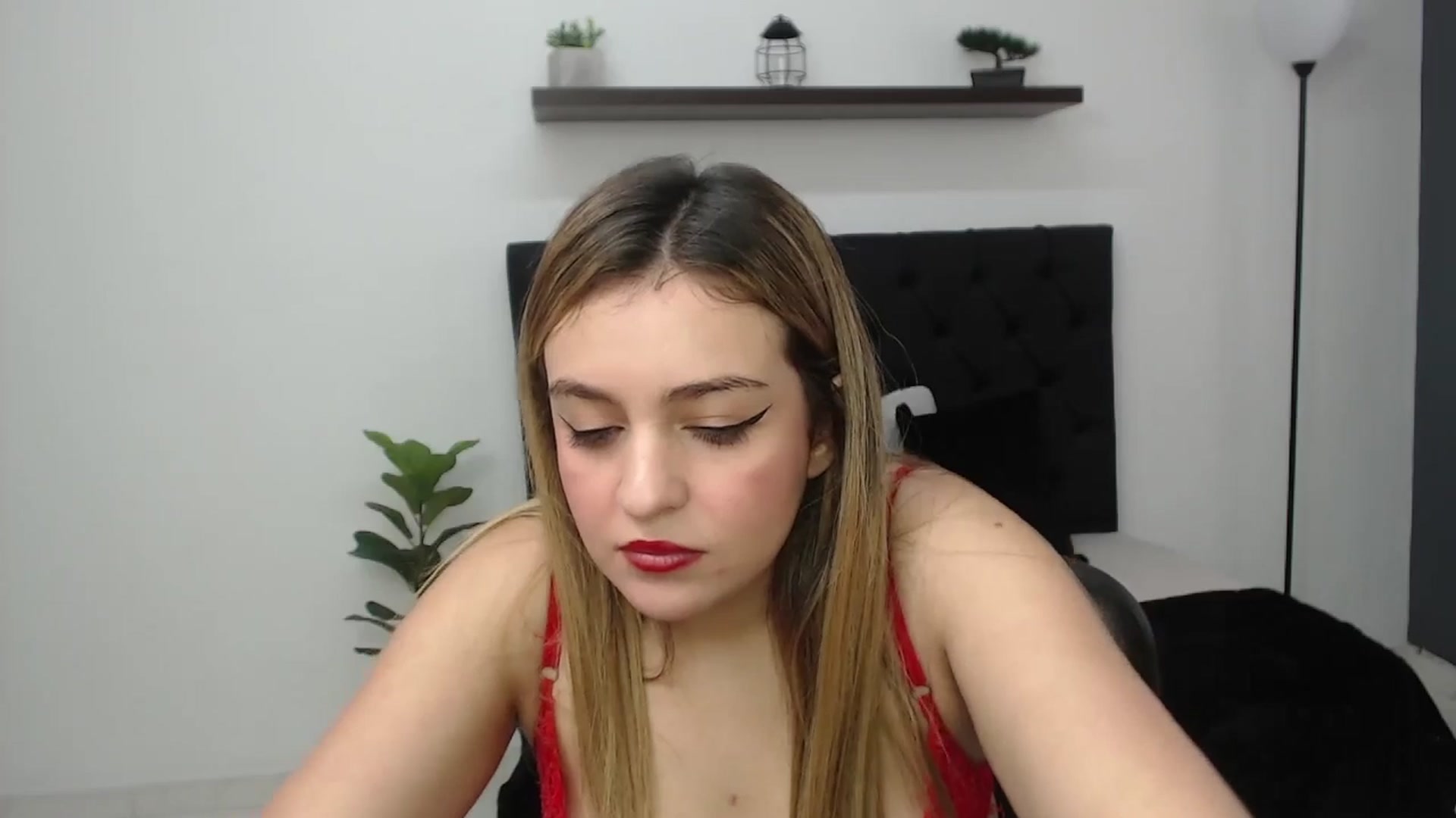 Gallery image thumbnail from CamilleDucan's myfreecams stream on, 05/09/2025, 14:54 image 14 of 20