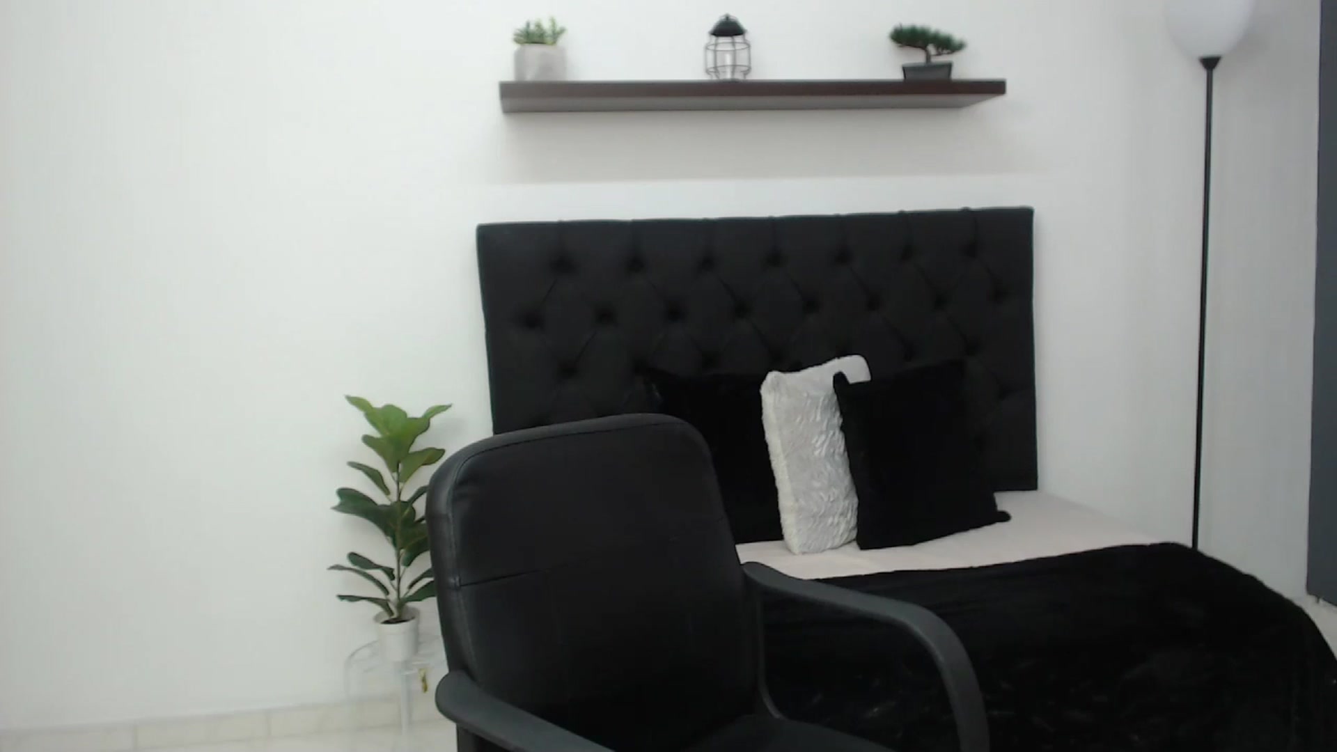 Gallery image thumbnail from CamilleDucan's myfreecams stream on, 05/09/2025, 17:46 image 12 of 20