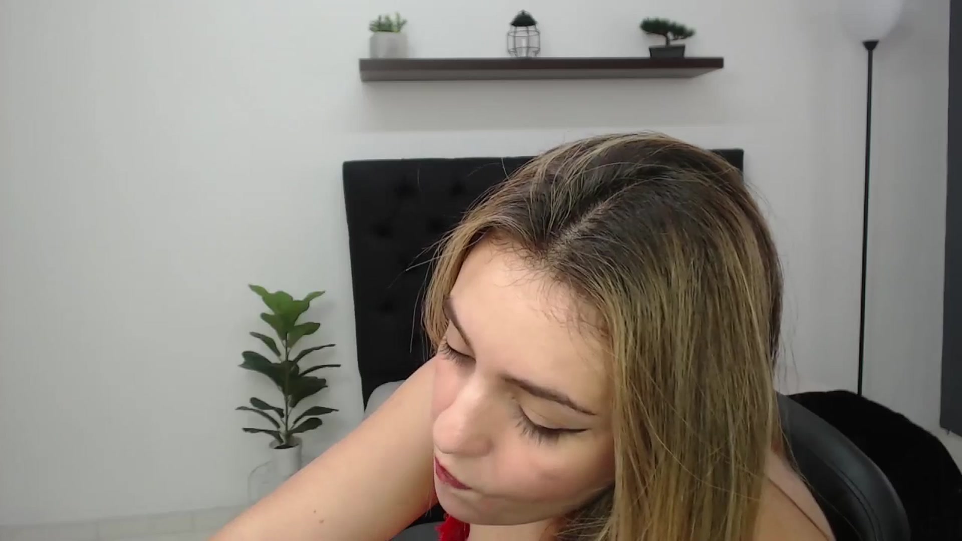 Gallery image thumbnail from CamilleDucan's myfreecams stream on, 05/09/2025, 19:06 image 6 of 20