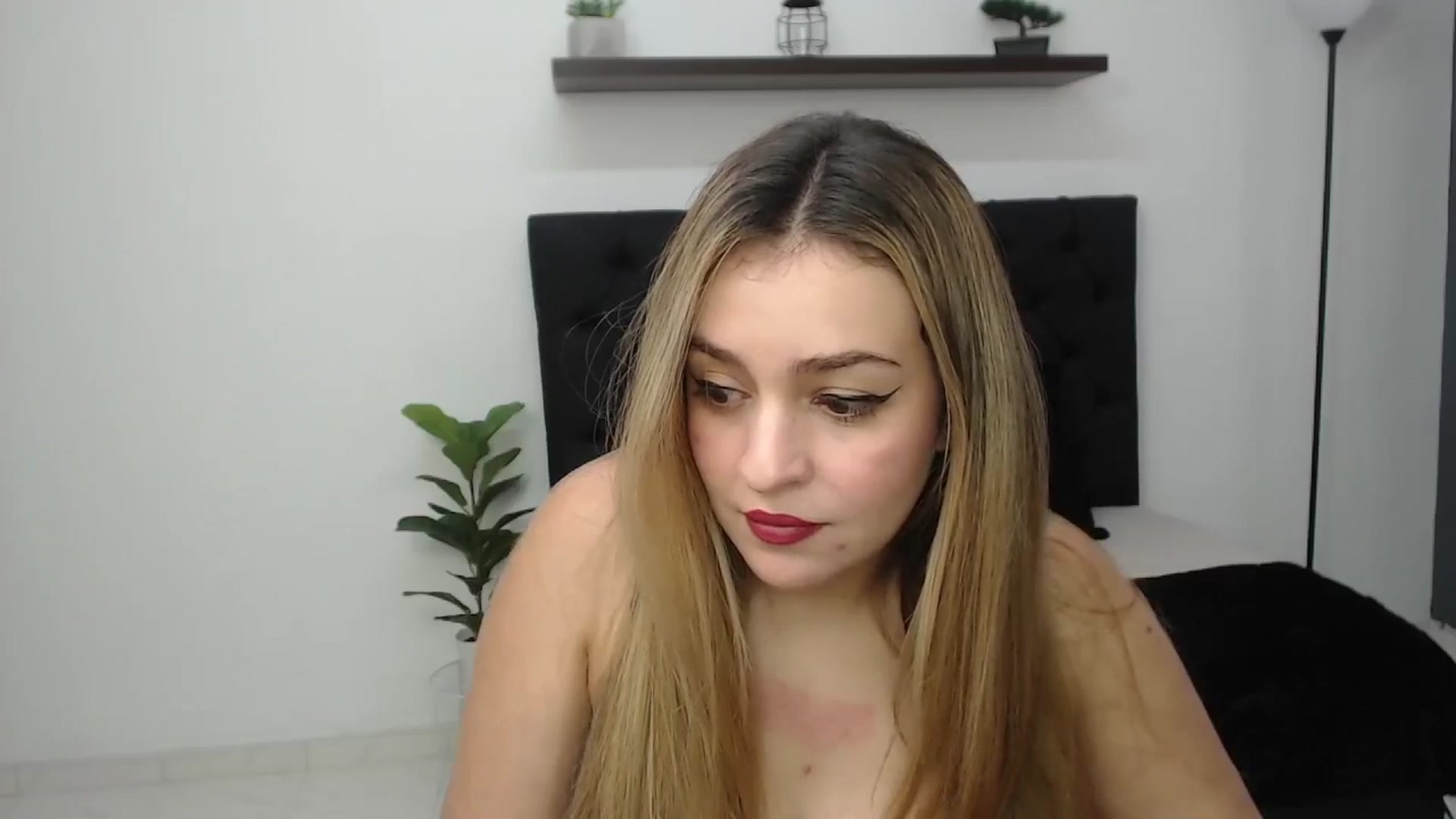 Gallery image thumbnail from CamilleDucan's myfreecams stream on, 05/12/2025, 18:57 image 6 of 20
