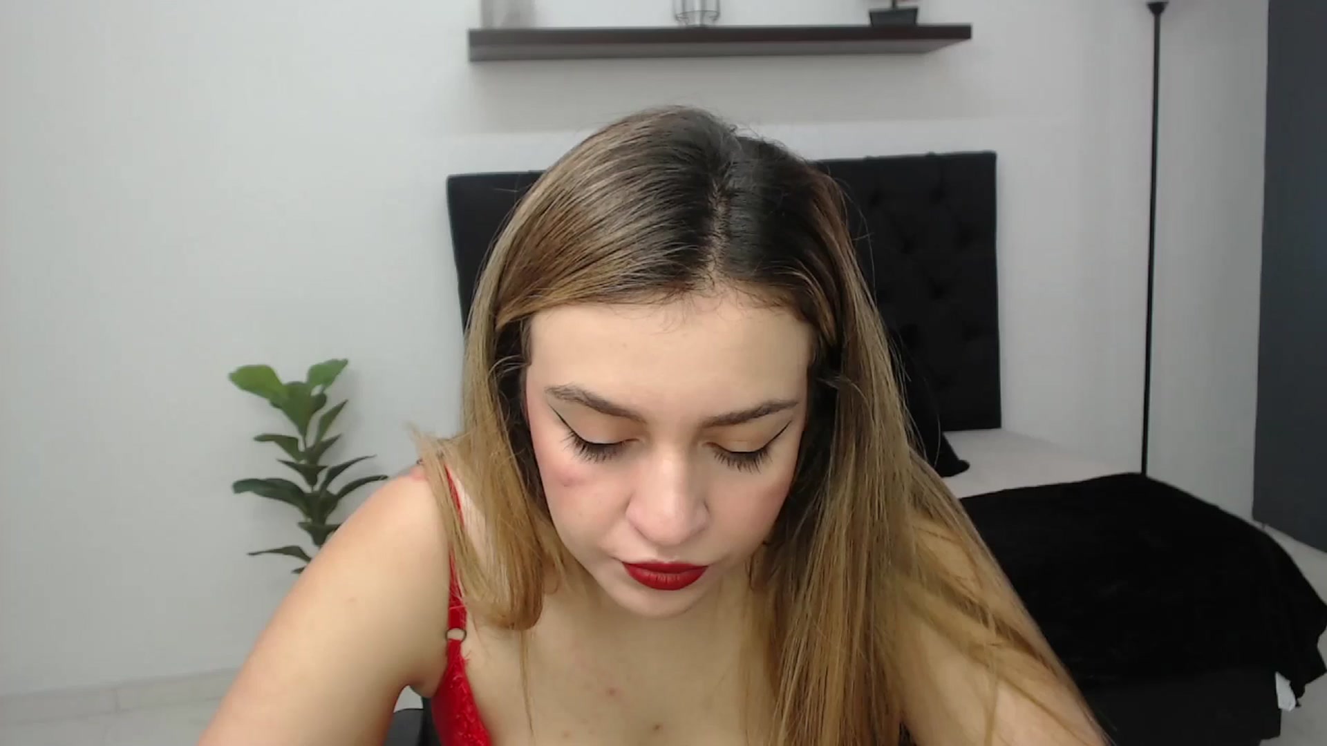 Gallery image thumbnail from CamilleDucan's myfreecams stream on, 05/17/2025, 13:44 image 17 of 20