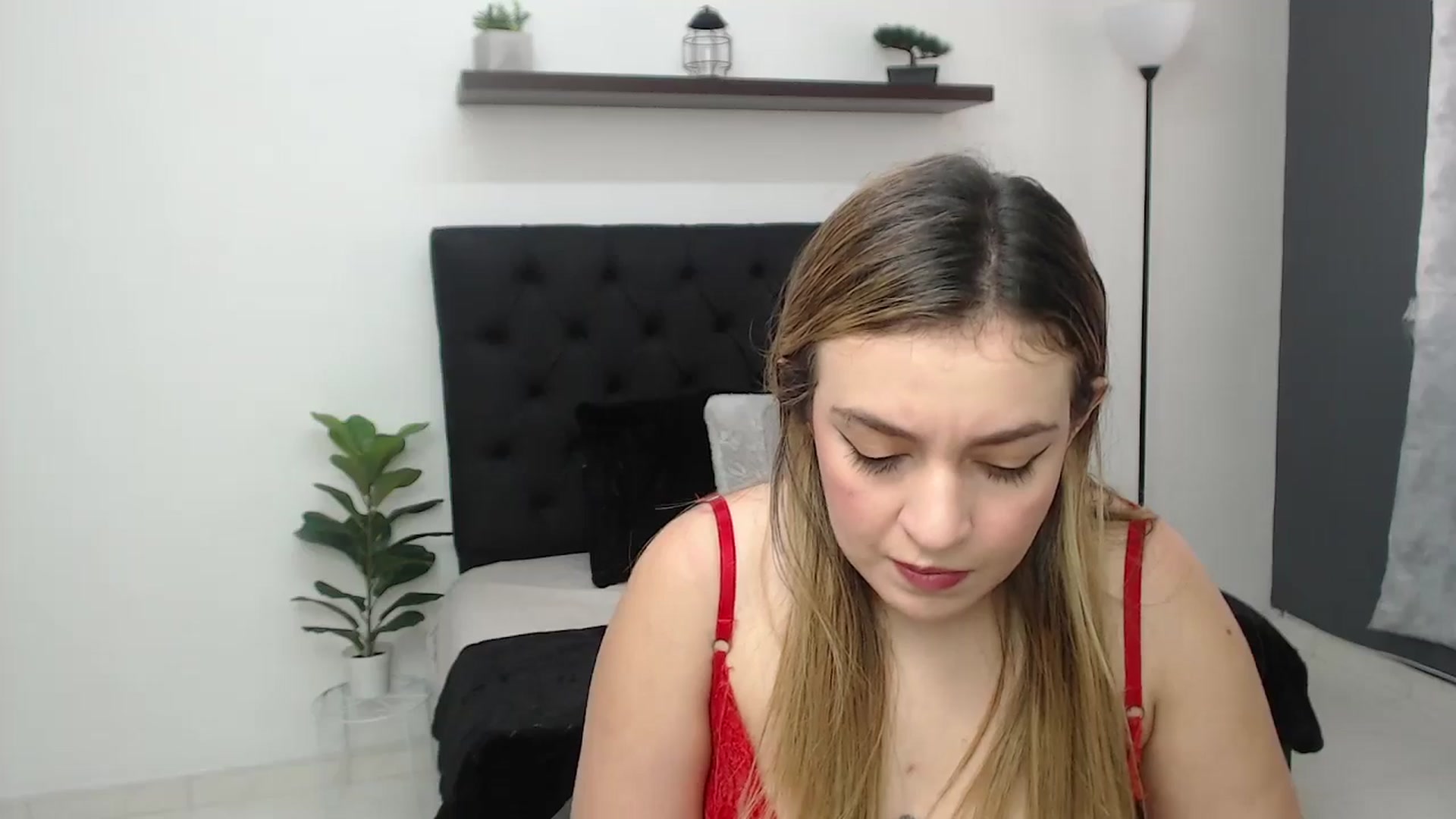 Gallery image thumbnail from CamilleDucan's myfreecams stream on, 05/28/2025, 14:03 image 15 of 20